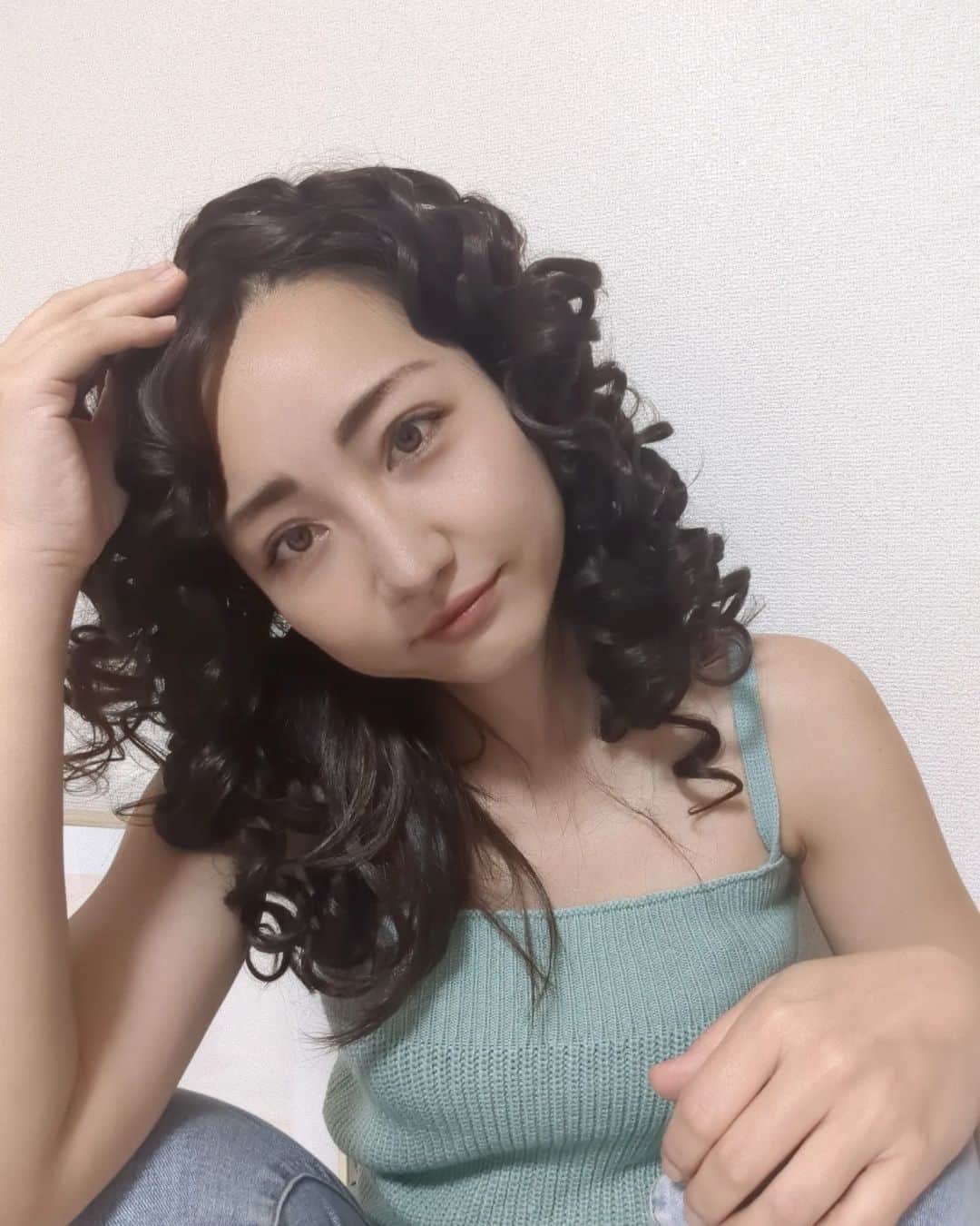 Hiromi Tomiiさんのインスタグラム写真 - (Hiromi TomiiInstagram)「3ヶ月ぶりの　#イメチェン　ウイッグシリーズ . 気分は#アンルイス　だったんだけど、 この髪型難しかった😂😂😂😂😂 . 新しいウィッグをお迎え◎ どうせだったらやったこと無いスタイルで◎ 地毛っぽくてお気に入り😊♥  . ウイッグだとお洋服と一緒に髪色、髪の長さ、アレンジもかえれるから楽しい◎◎ 踊れそうに見えるけど、踊れません😫 . クーポンコード　→wighiromi 9/30まで、 お買い上げ金額1～5,999円までは15%OFF、6000円以上は20%OFF  着用商品を載せとくね😊 18インチ 合成 ヘアウィッグ 付き ナチュラル 頭皮 と 前髪 , 適す 用 デイリーウェア , コーヒー 色 カーリー ロング ヘア ウィッグ 20120734 . . sponsored @shein_japan @sheinofficial #sheinwigs#wigs #SHEINforAll #sheinbeauty #sheinhaul #makeover #SHEIN #wighaul #wigreview  . #ウィッグ　#ロングヘア 　#ヘアアレンジ　#デニム　#デニムコーデ 　#パンツ　#パンツコーデ　#kyoto #kyotojapan #アラサーコーデ　#スパイラル　#カーリー　#CURLY　#CURLYhair」9月21日 20時39分 - hiromi.tomii