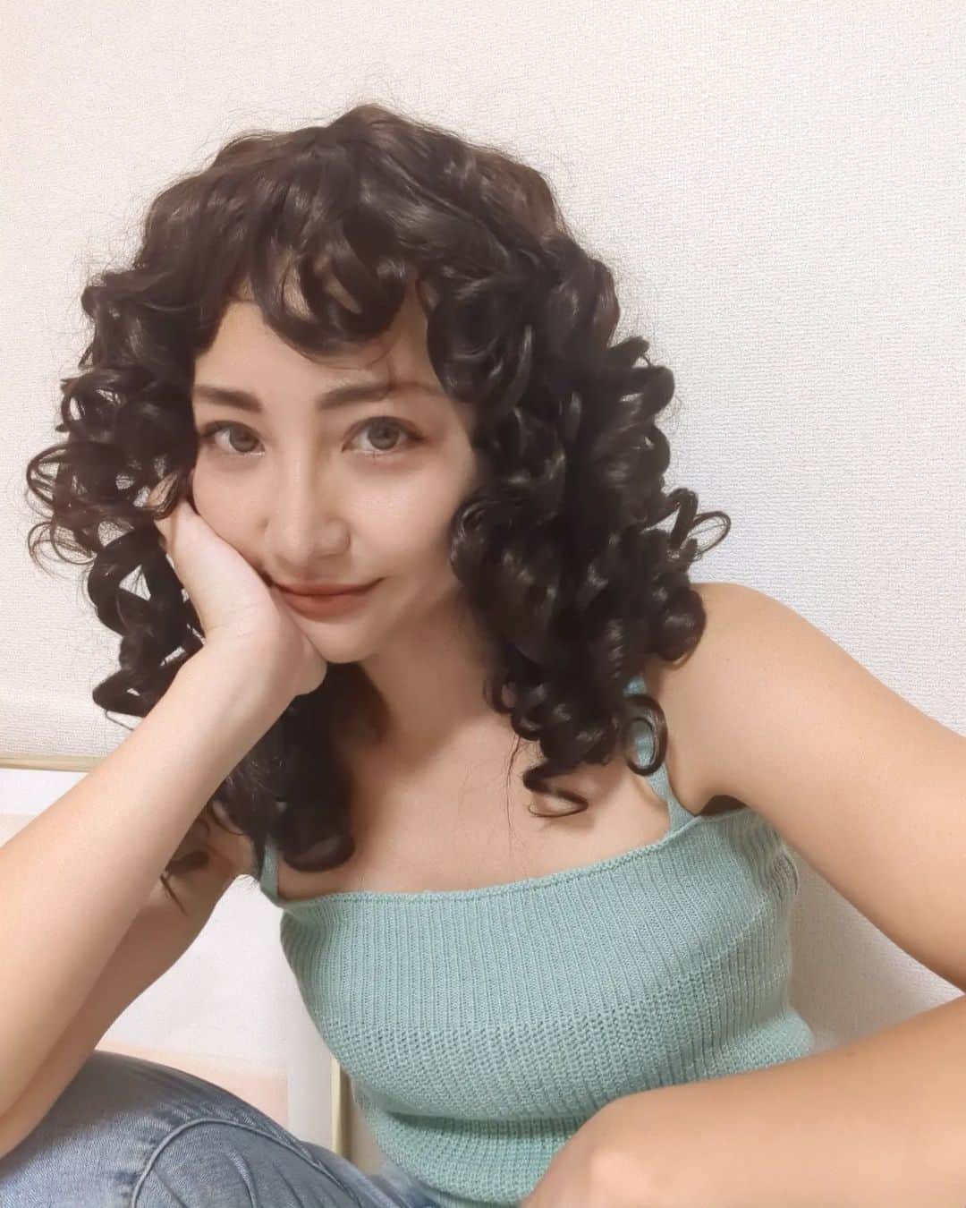 Hiromi Tomiiさんのインスタグラム写真 - (Hiromi TomiiInstagram)「3ヶ月ぶりの　#イメチェン　ウイッグシリーズ . 気分は#アンルイス　だったんだけど、 この髪型難しかった😂😂😂😂😂 . 新しいウィッグをお迎え◎ どうせだったらやったこと無いスタイルで◎ 地毛っぽくてお気に入り😊♥  . ウイッグだとお洋服と一緒に髪色、髪の長さ、アレンジもかえれるから楽しい◎◎ 踊れそうに見えるけど、踊れません😫 . クーポンコード　→wighiromi 9/30まで、 お買い上げ金額1～5,999円までは15%OFF、6000円以上は20%OFF  着用商品を載せとくね😊 18インチ 合成 ヘアウィッグ 付き ナチュラル 頭皮 と 前髪 , 適す 用 デイリーウェア , コーヒー 色 カーリー ロング ヘア ウィッグ 20120734 . . sponsored @shein_japan @sheinofficial #sheinwigs#wigs #SHEINforAll #sheinbeauty #sheinhaul #makeover #SHEIN #wighaul #wigreview  . #ウィッグ　#ロングヘア 　#ヘアアレンジ　#デニム　#デニムコーデ 　#パンツ　#パンツコーデ　#kyoto #kyotojapan #アラサーコーデ　#スパイラル　#カーリー　#CURLY　#CURLYhair」9月21日 20時39分 - hiromi.tomii