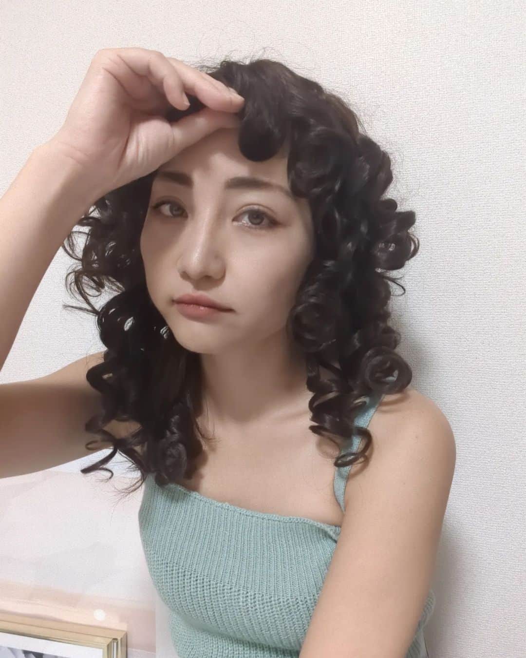 Hiromi Tomiiさんのインスタグラム写真 - (Hiromi TomiiInstagram)「3ヶ月ぶりの　#イメチェン　ウイッグシリーズ . 気分は#アンルイス　だったんだけど、 この髪型難しかった😂😂😂😂😂 . 新しいウィッグをお迎え◎ どうせだったらやったこと無いスタイルで◎ 地毛っぽくてお気に入り😊♥  . ウイッグだとお洋服と一緒に髪色、髪の長さ、アレンジもかえれるから楽しい◎◎ 踊れそうに見えるけど、踊れません😫 . クーポンコード　→wighiromi 9/30まで、 お買い上げ金額1～5,999円までは15%OFF、6000円以上は20%OFF  着用商品を載せとくね😊 18インチ 合成 ヘアウィッグ 付き ナチュラル 頭皮 と 前髪 , 適す 用 デイリーウェア , コーヒー 色 カーリー ロング ヘア ウィッグ 20120734 . . sponsored @shein_japan @sheinofficial #sheinwigs#wigs #SHEINforAll #sheinbeauty #sheinhaul #makeover #SHEIN #wighaul #wigreview  . #ウィッグ　#ロングヘア 　#ヘアアレンジ　#デニム　#デニムコーデ 　#パンツ　#パンツコーデ　#kyoto #kyotojapan #アラサーコーデ　#スパイラル　#カーリー　#CURLY　#CURLYhair」9月21日 20時39分 - hiromi.tomii