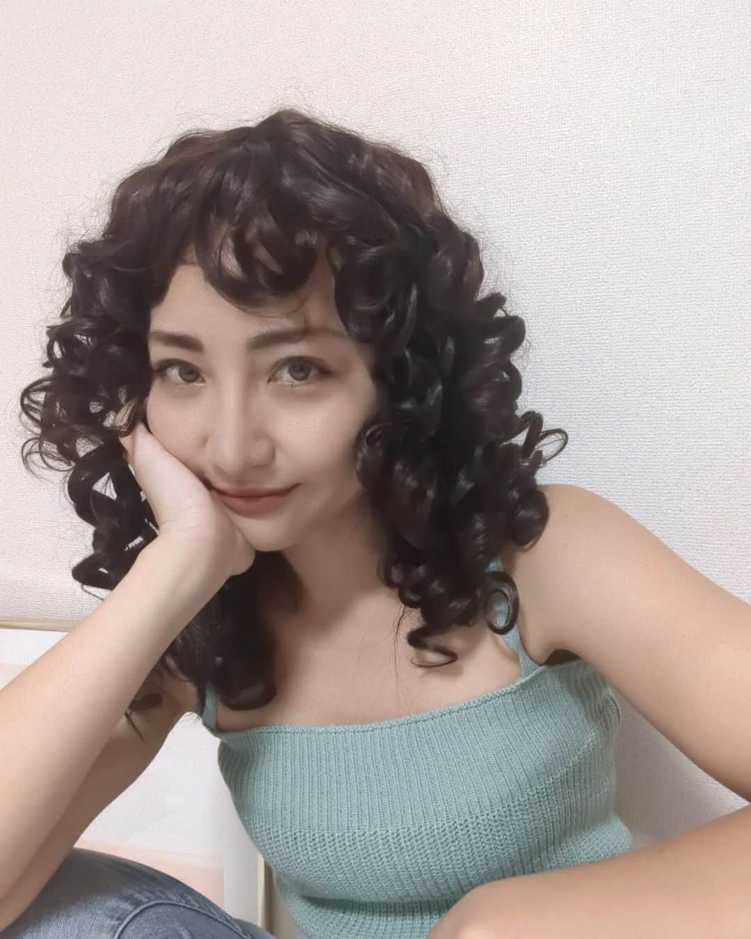Hiromi Tomiiさんのインスタグラム写真 - (Hiromi TomiiInstagram)「3ヶ月ぶりの　#イメチェン　ウイッグシリーズ . 気分は#アンルイス　だったんだけど、 この髪型難しかった😂😂😂😂😂 . 新しいウィッグをお迎え◎ どうせだったらやったこと無いスタイルで◎ 地毛っぽくてお気に入り😊♥  . ウイッグだとお洋服と一緒に髪色、髪の長さ、アレンジもかえれるから楽しい◎◎ 踊れそうに見えるけど、踊れません😫 . クーポンコード　→wighiromi 9/30まで、 お買い上げ金額1～5,999円までは15%OFF、6000円以上は20%OFF  着用商品を載せとくね😊 18インチ 合成 ヘアウィッグ 付き ナチュラル 頭皮 と 前髪 , 適す 用 デイリーウェア , コーヒー 色 カーリー ロング ヘア ウィッグ 20120734 . . sponsored @shein_japan @sheinofficial #sheinwigs#wigs #SHEINforAll #sheinbeauty #sheinhaul #makeover #SHEIN #wighaul #wigreview  . #ウィッグ　#ロングヘア 　#ヘアアレンジ　#デニム　#デニムコーデ 　#パンツ　#パンツコーデ　#kyoto #kyotojapan #アラサーコーデ　#スパイラル　#カーリー　#CURLY　#CURLYhair」9月21日 20時39分 - hiromi.tomii