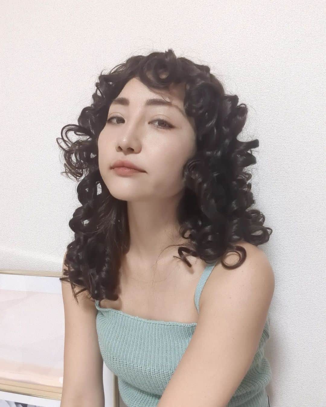 Hiromi Tomiiさんのインスタグラム写真 - (Hiromi TomiiInstagram)「3ヶ月ぶりの　#イメチェン　ウイッグシリーズ . 気分は#アンルイス　だったんだけど、 この髪型難しかった😂😂😂😂😂 . 新しいウィッグをお迎え◎ どうせだったらやったこと無いスタイルで◎ 地毛っぽくてお気に入り😊♥  . ウイッグだとお洋服と一緒に髪色、髪の長さ、アレンジもかえれるから楽しい◎◎ 踊れそうに見えるけど、踊れません😫 . クーポンコード　→wighiromi 9/30まで、 お買い上げ金額1～5,999円までは15%OFF、6000円以上は20%OFF  着用商品を載せとくね😊 18インチ 合成 ヘアウィッグ 付き ナチュラル 頭皮 と 前髪 , 適す 用 デイリーウェア , コーヒー 色 カーリー ロング ヘア ウィッグ 20120734 . . sponsored @shein_japan @sheinofficial #sheinwigs#wigs #SHEINforAll #sheinbeauty #sheinhaul #makeover #SHEIN #wighaul #wigreview  . #ウィッグ　#ロングヘア 　#ヘアアレンジ　#デニム　#デニムコーデ 　#パンツ　#パンツコーデ　#kyoto #kyotojapan #アラサーコーデ　#スパイラル　#カーリー　#CURLY　#CURLYhair」9月21日 20時39分 - hiromi.tomii