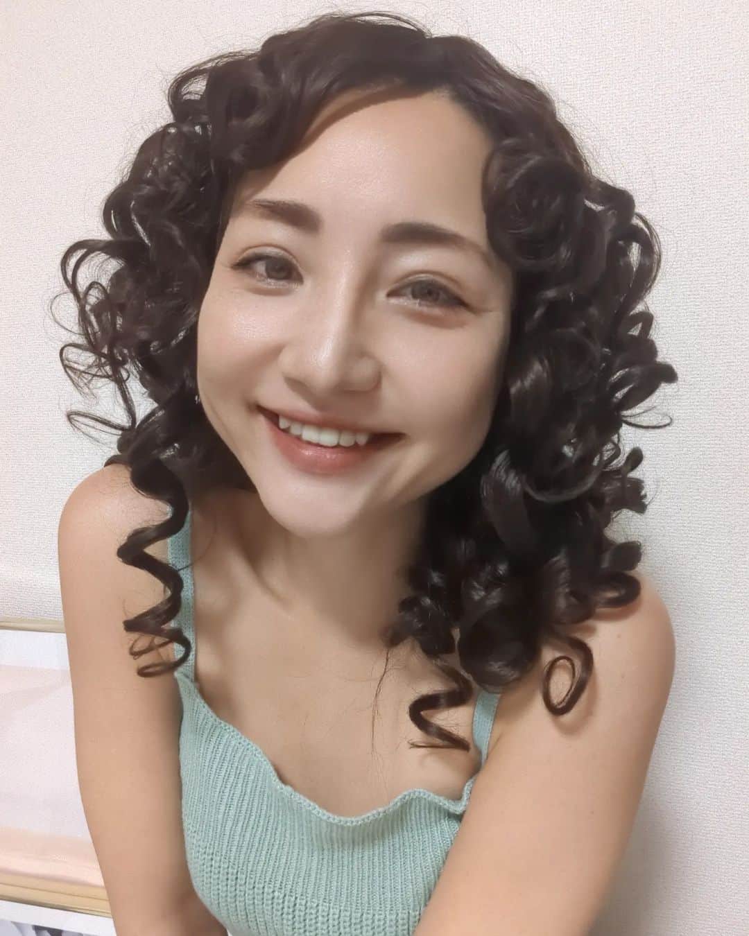 Hiromi Tomiiさんのインスタグラム写真 - (Hiromi TomiiInstagram)「3ヶ月ぶりの　#イメチェン　ウイッグシリーズ . 気分は#アンルイス　だったんだけど、 この髪型難しかった😂😂😂😂😂 . 新しいウィッグをお迎え◎ どうせだったらやったこと無いスタイルで◎ 地毛っぽくてお気に入り😊♥  . ウイッグだとお洋服と一緒に髪色、髪の長さ、アレンジもかえれるから楽しい◎◎ 踊れそうに見えるけど、踊れません😫 . クーポンコード　→wighiromi 9/30まで、 お買い上げ金額1～5,999円までは15%OFF、6000円以上は20%OFF  着用商品を載せとくね😊 18インチ 合成 ヘアウィッグ 付き ナチュラル 頭皮 と 前髪 , 適す 用 デイリーウェア , コーヒー 色 カーリー ロング ヘア ウィッグ 20120734 . . sponsored @shein_japan @sheinofficial #sheinwigs#wigs #SHEINforAll #sheinbeauty #sheinhaul #makeover #SHEIN #wighaul #wigreview  . #ウィッグ　#ロングヘア 　#ヘアアレンジ　#デニム　#デニムコーデ 　#パンツ　#パンツコーデ　#kyoto #kyotojapan #アラサーコーデ　#スパイラル　#カーリー　#CURLY　#CURLYhair」9月21日 20時39分 - hiromi.tomii