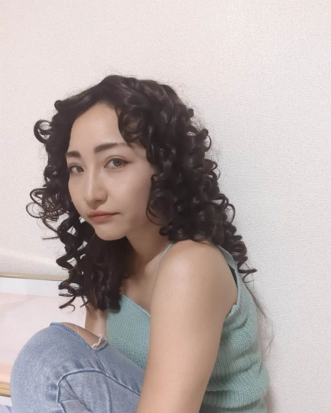 Hiromi Tomiiさんのインスタグラム写真 - (Hiromi TomiiInstagram)「3ヶ月ぶりの　#イメチェン　ウイッグシリーズ . 気分は#アンルイス　だったんだけど、 この髪型難しかった😂😂😂😂😂 . 新しいウィッグをお迎え◎ どうせだったらやったこと無いスタイルで◎ 地毛っぽくてお気に入り😊♥  . ウイッグだとお洋服と一緒に髪色、髪の長さ、アレンジもかえれるから楽しい◎◎ 踊れそうに見えるけど、踊れません😫 . クーポンコード　→wighiromi 9/30まで、 お買い上げ金額1～5,999円までは15%OFF、6000円以上は20%OFF  着用商品を載せとくね😊 18インチ 合成 ヘアウィッグ 付き ナチュラル 頭皮 と 前髪 , 適す 用 デイリーウェア , コーヒー 色 カーリー ロング ヘア ウィッグ 20120734 . . sponsored @shein_japan @sheinofficial #sheinwigs#wigs #SHEINforAll #sheinbeauty #sheinhaul #makeover #SHEIN #wighaul #wigreview  . #ウィッグ　#ロングヘア 　#ヘアアレンジ　#デニム　#デニムコーデ 　#パンツ　#パンツコーデ　#kyoto #kyotojapan #アラサーコーデ　#スパイラル　#カーリー　#CURLY　#CURLYhair」9月21日 20時39分 - hiromi.tomii