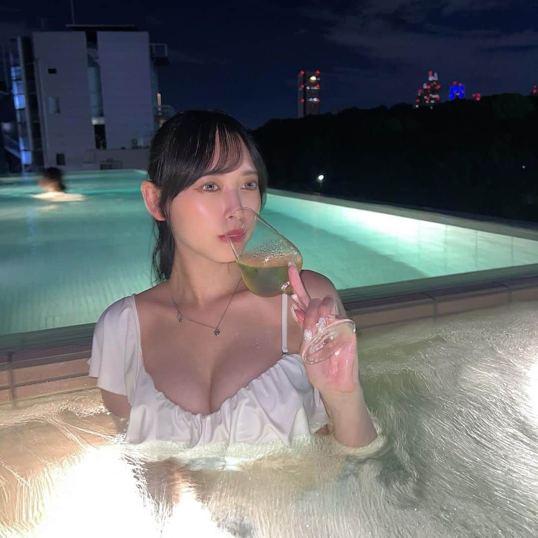 大槻りこのインスタグラム：「💫  . . ナイトプールで白ワインﾟ☾ ꙳ ⋆ 優雅なひとときで心癒された🕯𓈒 𓏸  #instagood #fyp #foryou #selfie」