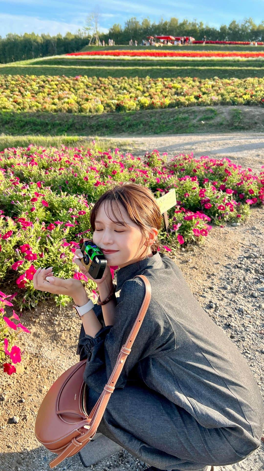 森山紗希のインスタグラム：「. この時期の富良野にずっと行きたかった！ 念願叶った✌️  予想以上の広さと綺麗さなので、近々北海道に行く予定がある方は本当におすすめです♡  最後なんと言ってるでしょう☺️  #北海道  #北海道旅行  #北海道観光  #富良野  #富良野観光」