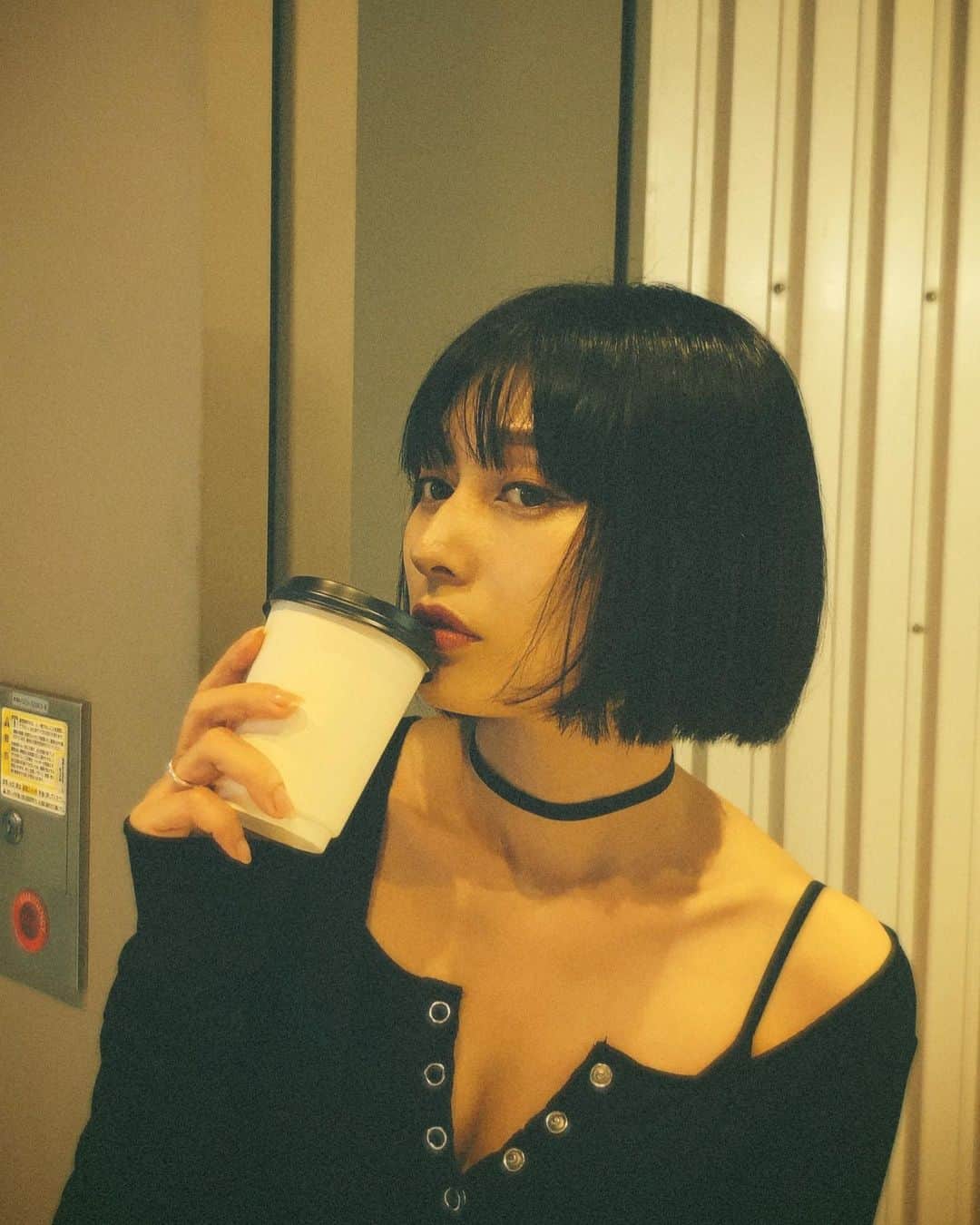 佐藤乃莉のインスタグラム：「涼しくなると、それはそれで さみしい気がする佐藤です🐿️✨  #cafe#black#黒髪ボブ #outfit」