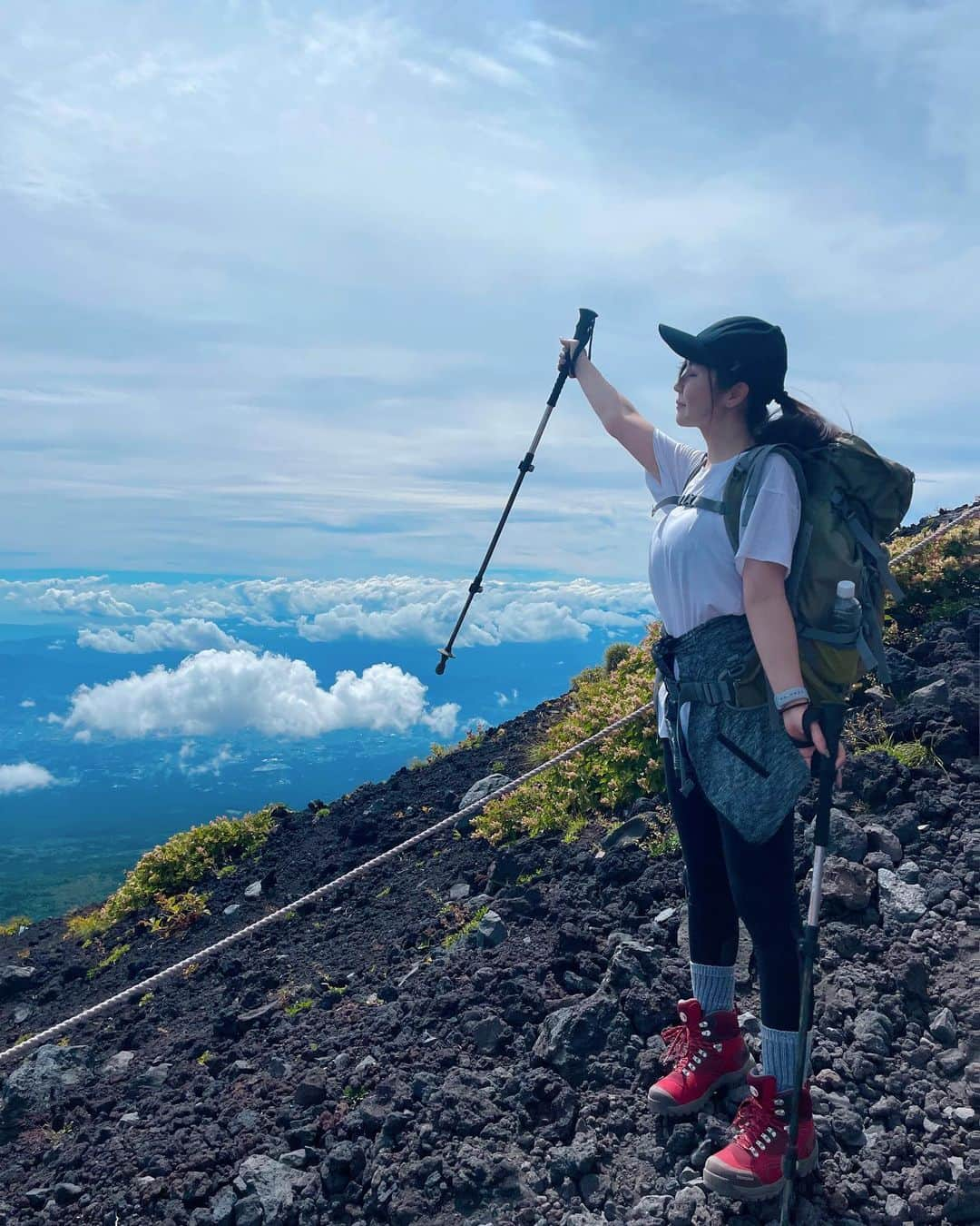 RANのインスタグラム：「富士山登山🗻 大変だった？って聞かれること多いけど登りより下山、下山より山小屋がキツかったです🤣  雲の上にいるって不思議な感覚‎☁️   #富士山 #富士山登山 #登山 #山登り #山ガール #富士宮ルート #トレッキング #験担ぎ #世界文化遺産 #夢を叶える #japan #mtfuji #fuji #mountain」