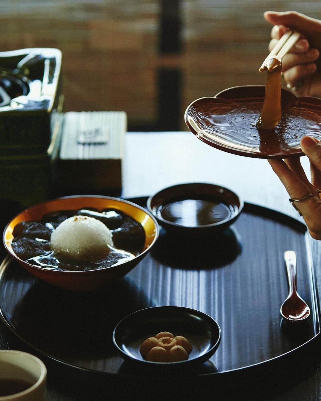 ヤヌークさんのインスタグラム写真 - (ヤヌークInstagram)「． ． @gion_kawakatsu  「京都はお漬物のお店が多いですが、『京つけもの川勝』 に併設された『お茶漬処 ぶぶ家』さんは京つけものが少しずつ何種類も楽しめるお茶漬けセットがあり、色々な味を楽しみたい私にピッタリです。」  @gion_tokuya  「わらびもちが大好きで、調べていたら見つけたお店です。 そのまま食べても美味しいですが、甘すぎないきなこと合わせて食べると美味しすぎてとろけます（笑）。」  #yanuk#denim#jeans#fashion#madeinjapan#Okayama#Kyoto#kyotojapan#kyoto_cafe#kyoto_style#ヤヌーク#デニム#ヤヌークデニム#デニムコーデ#京都#京都グルメ#京都カフェ#祇園カフェ#祇園四条#yanuk京都店#鴨川」9月21日 11時48分 - yanuk_official