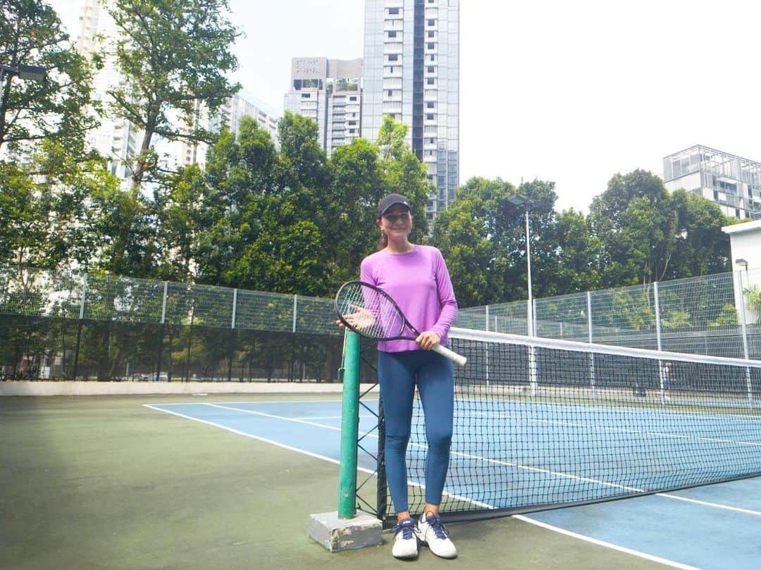 瀬間友里加のインスタグラム：「Tennis day 🎾❤️ シンガポールに帰ってきて早速テニス😆出産から4ヶ月経ち、ようやく身体も少しずつ戻ってきた感じ🤰 でもまだまだ体力は戻ってないので少しずつ筋肉を呼び戻したいと思います🤣✨ 最近のお気に入りウェア @ellessejapan @lululemonjp  エレッセの新しいレギンスはボールポケットがしっかりしてていい感じ☺️ 昨日から新宿高島屋でPOPUPショップがオープン！！一時帰国で行けず残念😢皆様是非行ってみてください❤️ #ellesse #tennis #テニス #シンガポール #singapore #シンガポール生活 #エレッセ #エレッセテニス #ellessepopup」