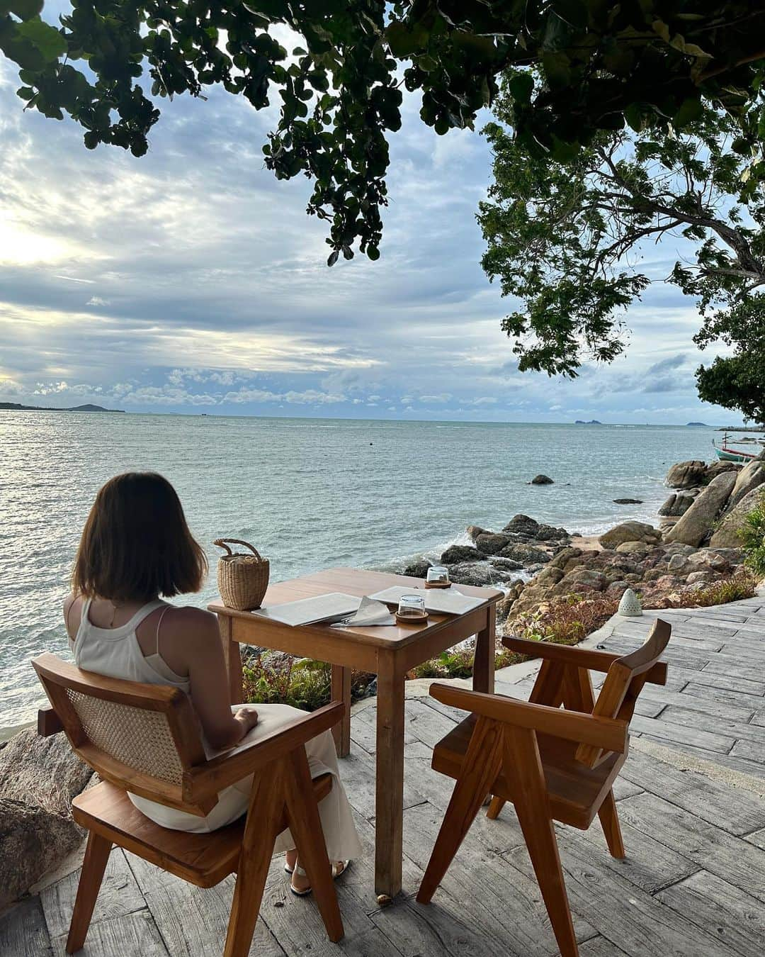 安藤絵里菜のインスタグラム：「・ ラスト投稿🏝️✈️  サムイにこんな雰囲気抜群で、美味しいイタリアンがあるなんて🍝 最終日に知った衝撃。デザートまで美味しい🥲  ご夫妻のお人柄も素敵でお店のファンに🫶 売ってるお洋服達も可愛かった♡ @nahmsamui   #サムイ島#サムイ#サムイ島グルメ#サムイ島カフェ#サムイ島レストラン#サムイ島イタリアン#タイ」