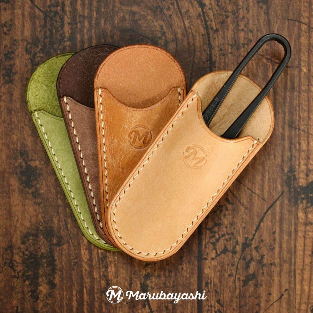 のインスタグラム：「*  糸切りばさみ用の レザーケース。  他の作品はこちらから ▷@takahiro_marubayashi ........................................................ Leather case for thread cutting scissors.  Click here to see other works. ▷@takahiro_marubayashi  #糸切りばさみ #糸切りばさみケース #シザーケース #レザークラフト#leatherhandmade #leatherdesign #leatherproduct #handmade #leatherlove #leatherlife #革好き #革のある暮らし」