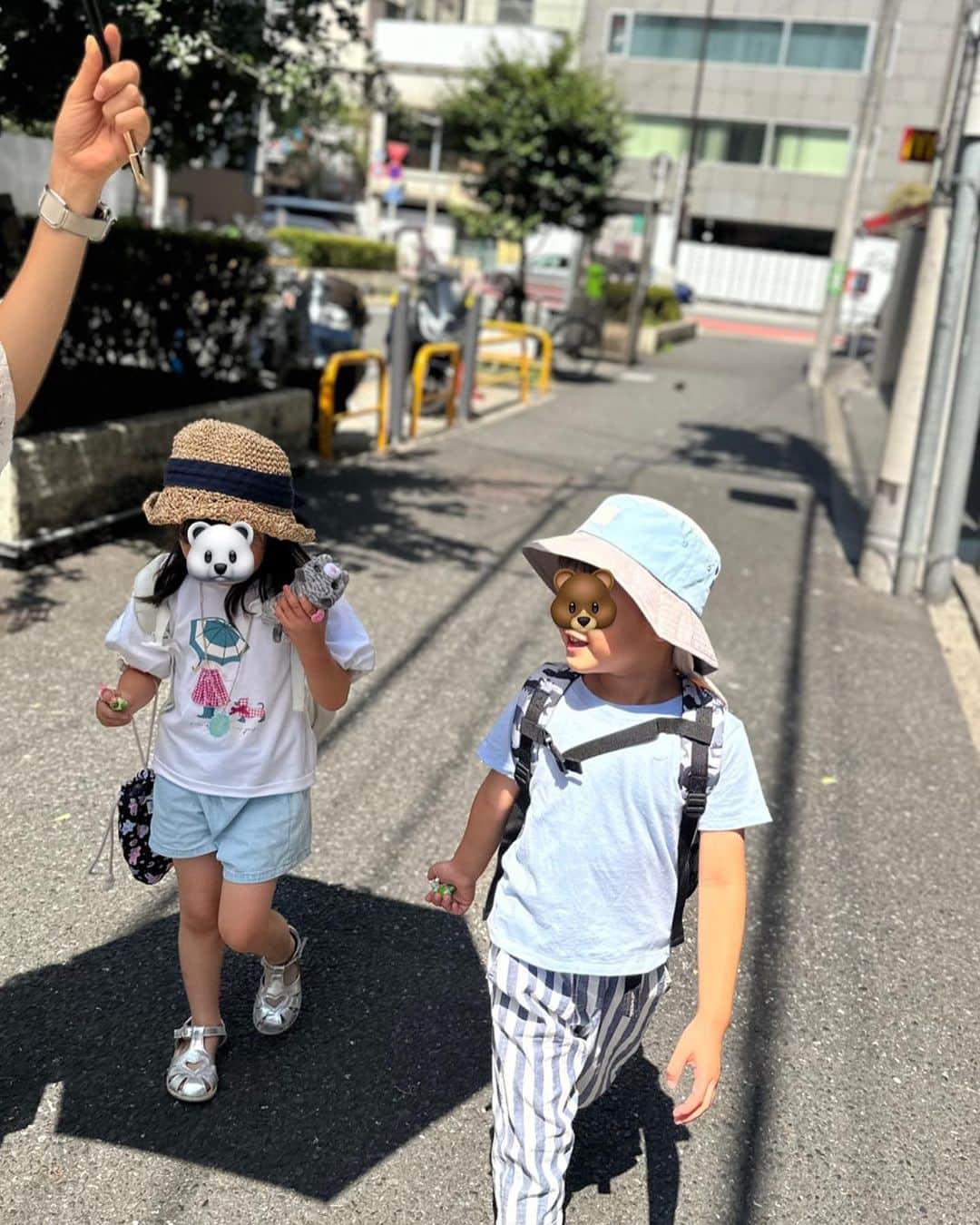 小野麻亜矢のインスタグラム：「真夏のデート♡  子供むけの作品を観劇！ この日は猫づくし笑  大好きなお友達が持っていた猫ちゃんのぬいぐるみをとりあげるという、、、 大好きな子を泣かせ、、、  小さい時から沢山遊んで沢山喧嘩もして、最近はすっかり俺のモノのつもりでいるボク笑 がんばれ息子！🤭  #真夏のデート #子供向け舞台 #観劇 #幼馴染」