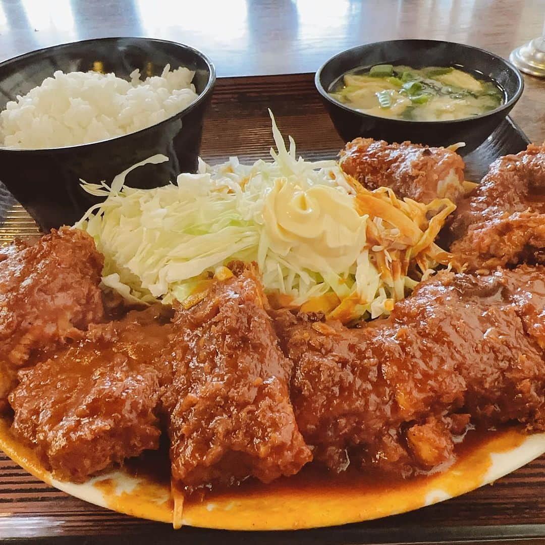 やのぱん（矢野ひろし）のインスタグラム：「デカ盛り！！  豚カツ定食です*\(^o^)/* このフォルムで、 どこの店か分かる人は、 、、、、、、、プロですね！！！  マジでデカいんですが、カツがジューシーで、柔らかくて、デミグラスソースが濃厚、ほんまに美味しいんです٩(^‿^)۶  今年で1番、ハ・ラパン♪♪ はい、 とっても気持ちいいんです*\(^o^)/*  #ランチ　#とんかつ  #豚カツ　#デカ盛り　#ボリューム満点  #また行きたい」