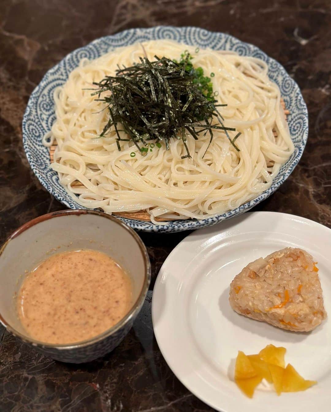 のインスタグラム：「赤坂『籠や』で「ごまだれ冷しうどん」。 ⁡ 甘酸っぱいつゆがヤミツキになる味です！ 久しぶりに食べたけど、美味しすぎる〜！ 五目炊き込みご飯おにぎり付きも嬉しい！ 赤坂ランチでめちゃくちゃオススメです！ 流行りの『サウナ東京』の隣にあります！  #籠や #具義うどん2023 #具義赤坂2023」