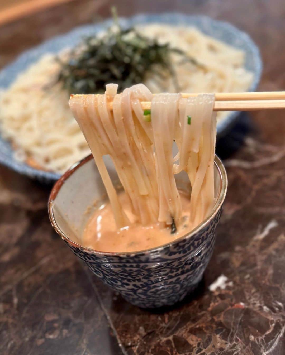 秋山具義さんのインスタグラム写真 - (秋山具義Instagram)「赤坂『籠や』で「ごまだれ冷しうどん」。 ⁡ 甘酸っぱいつゆがヤミツキになる味です！ 久しぶりに食べたけど、美味しすぎる〜！ 五目炊き込みご飯おにぎり付きも嬉しい！ 赤坂ランチでめちゃくちゃオススメです！ 流行りの『サウナ東京』の隣にあります！  #籠や #具義うどん2023 #具義赤坂2023」9月21日 11時58分 - gugitter