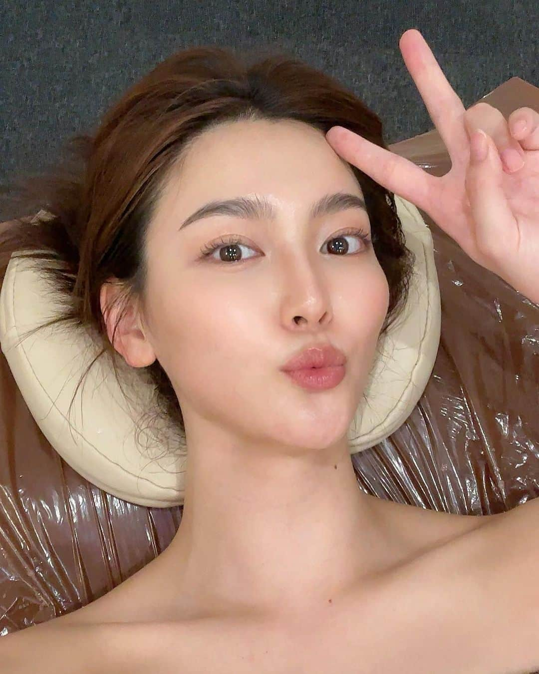 福吉真璃奈のインスタグラム：「ただいま大阪〜🐙✌🏻 痩せにくくなってきたし セルライト気になるって話の流れで 知り合いに紹介して貰った @lulu.age1226 へ🏰  今まで行った色んな痩身エステの中で ここの機械の"体感"と"見た目の変化"を 1番実感したかもしれへん！🦵🏻✨ 身体に初体験のアプローチで声出たっ🔥笑  ストーリーにも書いたけど ホットペッパービューティーの ボディクーポン使うとめっちゃお得☝🏻❤️‍🔥 マシンだけの体験は1,980円 フルコース体験は6,000円⇦私フル  何だけど、、 色々お話しさせてもらって、、  ⭕️《9月末までにご来店の方限定！！》 １箇所26,400円→6000円 ↑↑↑このフルコース体験クーポンのみ 予約時に私の名前(ふくまり)を記入した方に 体験料6,000円を→3,000円で してくれるみたいなので お得なこと機会に是非‼︎👏🏻✨  #ルルアージュ #LULUAGE #梅田エステ #大阪エステ #梅田サロン #梅田痩身 #痩身エステ #部分痩せ #シークレットメス #美容 #ダイエット」