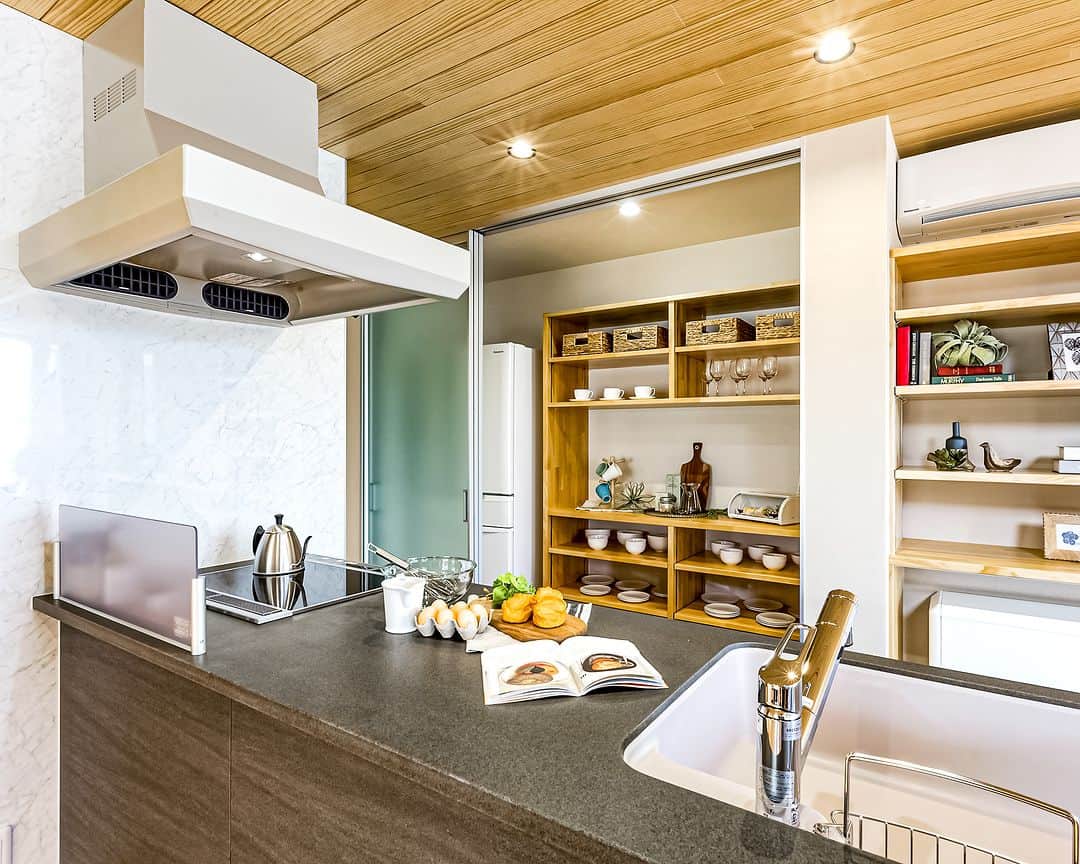 OKOCHI STYLE(香川県) のインスタグラム：「デザイン性と機能性を兼ね備えたキッチン  ーーーーーーーーー 香川県で木の家を建てる #大河内工務店  #施工事例 を多数ご紹介しています。 ▷ @okochi.komuten  創業1953年。 #上質な家 をていねいに。 #自然素材 と技術にこだわった家づくりをしています。  🗾施工エリア 香川県・愛媛県（四国中央市） その他エリアはご相談ください  お問い合わせやご質問は DM、コメント、HPにてお気軽にお問い合わせください。  ーーーーーーーーー 資材倉庫をリノベーションした #わが家ギャラリー木きん堂 ギャラリーのご案内やcafeの情報をお届けします🌟 ▷ @mokkindo.cafe ーーーーーーーーー  #香川県 で #注文住宅 を建てるなら大河内工務店 ▷ @okochi.komuten  #一級建築士事務所 #自由設計 #木の家 #木の家づくり #自然素材の家 #無垢材 #新築 #新築一戸建て #マイホーム #マイホーム計画 #インテリア #家づくり #工務店だからつくれる家 #暮らしを楽しむ #香川新築 #香川注文住宅 #香川イベント #香川の家 #香川県工務店   #キッチン」