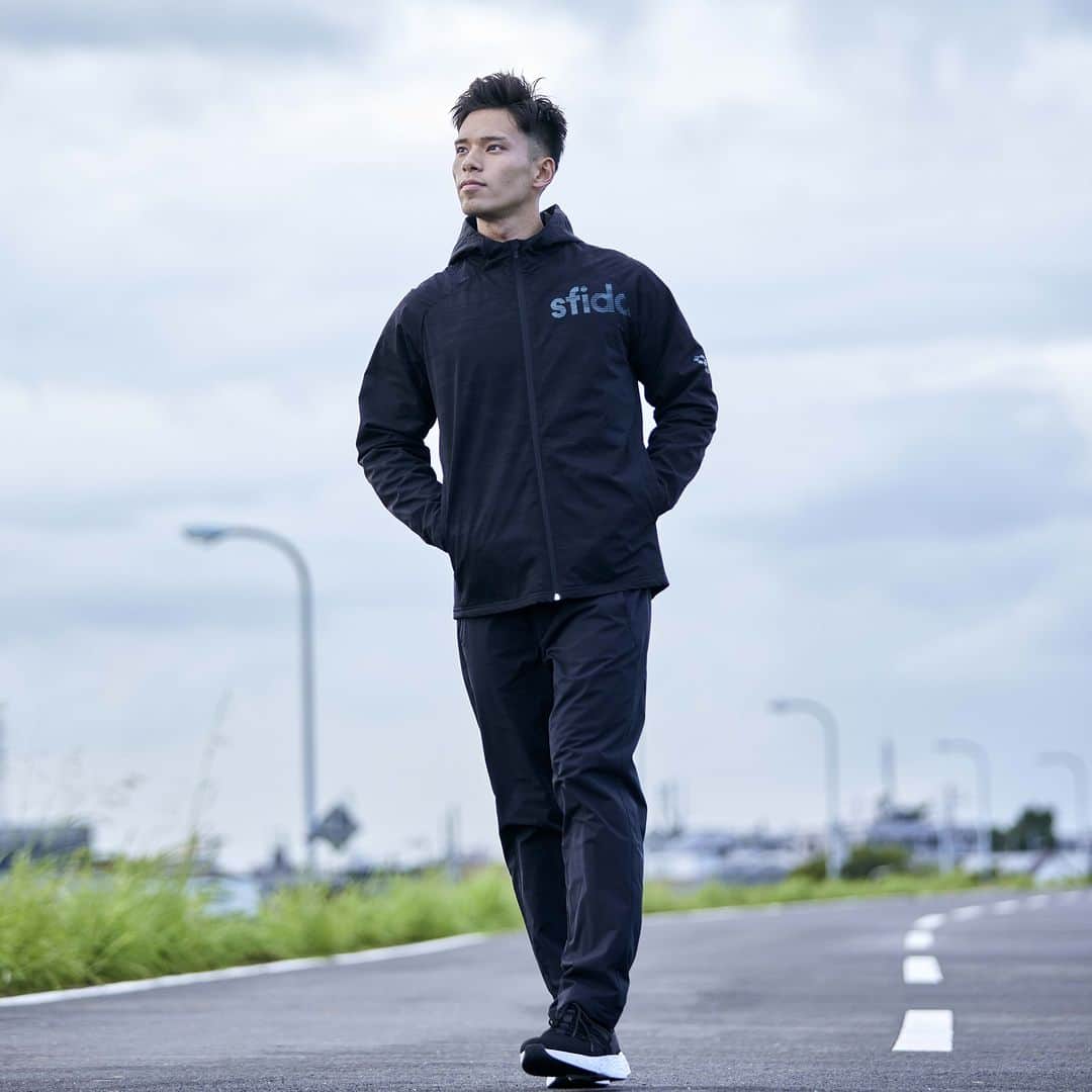 のインスタグラム：「. #sfida WINTER TRAINING ～ONもOFFも挑み続けるあなたへ～  Thermotect sfida TR ウインドジャケット  🎨BLK/BLK 落ち着いた光沢感のある機能ストレッチ素材はOFFピッチでの着こなしもサポート。オリジナルのHex Camo柄をモノトーン配色で表現したデザインがポイント。  #sfida #スフィーダ #sfida2023FW #サッカー #ランニング #トレーニング」