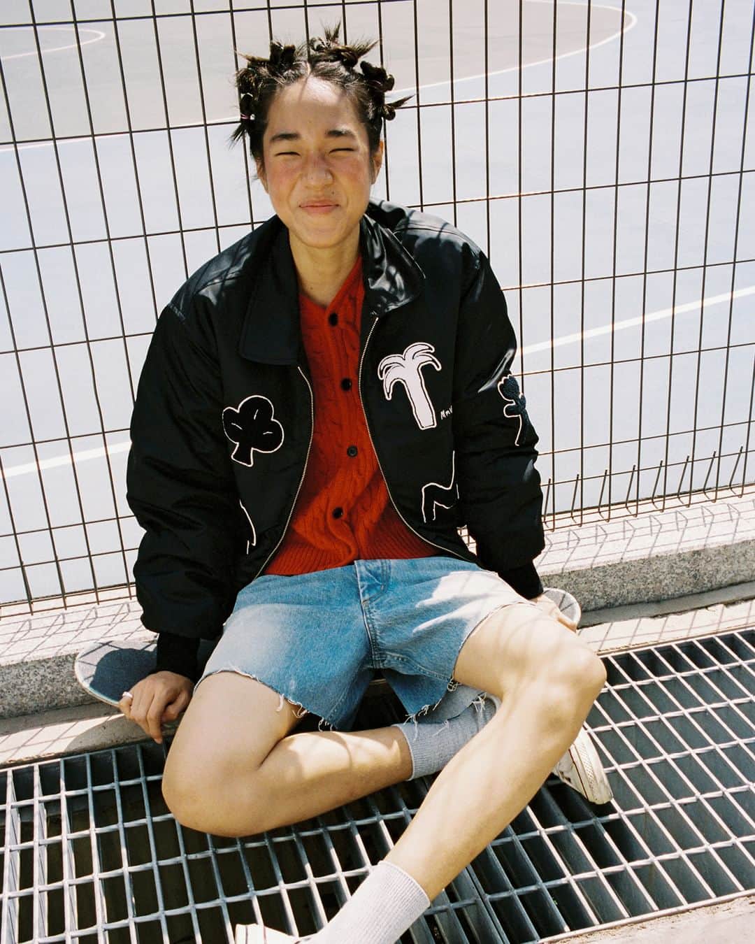 87MMのインスタグラム：「🤝🏻 Mmlg X INAPSQUARE  Mmlg와 아티스트 이나피스퀘어와의 협업 컬렉션을 선보입니다.  ‘Mmlg’와 슬로건 ‘CHAT PLAY CASUALLY’를 주제로 다양한 모티프를 이나피스퀘어의 모노톤 드로잉 일러스트로 풀어냈습니다. 여러가지 구현 방식을 믹싱하여 모노톤 안에서 다양한 텍스처감을 느낄 수 있도록 연출했으며 점퍼와 스웨트 셔츠, 후드와 데이팩으로 구성되었습니다.  협업 컬렉션 구매 시 이나피스퀘어의 일러스트로 제작된 아크릴 키 링을 제공하며, Mmlg 롯데월드몰  잠실점에서 Mmlg와 이나피스퀘어의 협업 컬렉션으로 구성된 디스플레이 존을 만나볼 수 있습니다.  🌎 Online Store • 87mm.co.kr  🏠 Offline Store • Mmlg 롯데월드몰 잠실점 • Mmlg 신세계 강남점 • Mmlg 신세계 대전점 • Mmlg 신세계 대구점 • Mmlg 신세계 센텀시티점」