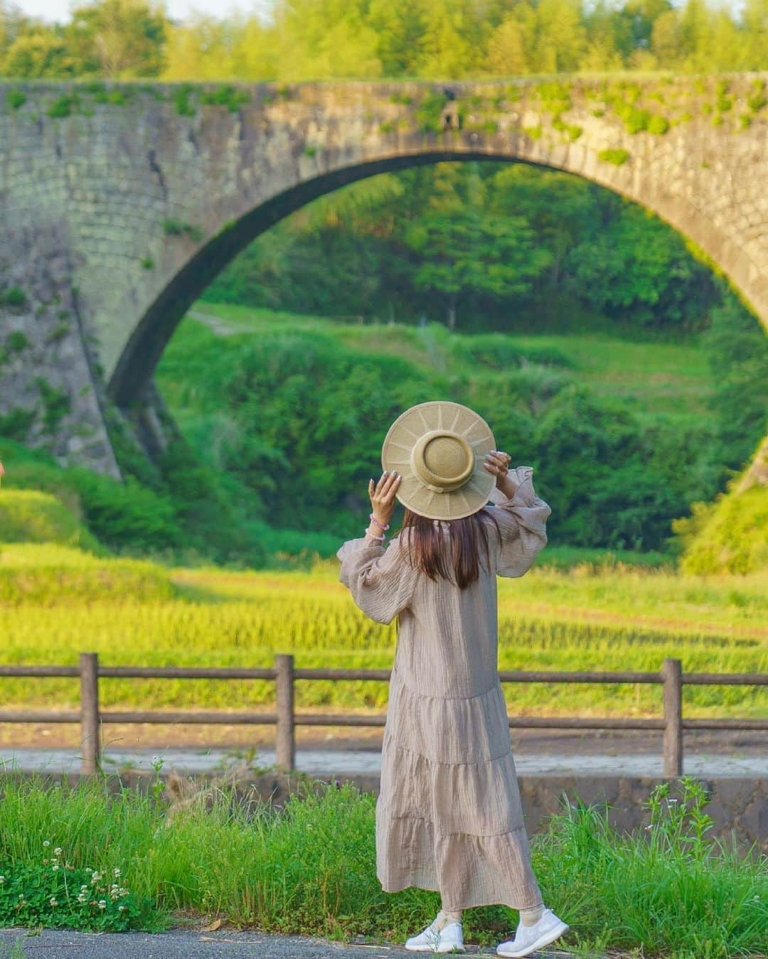 ジェットスター航空のインスタグラム：「行きたい！と思ったら【🧡】をコメント！ “次に行きたい”が見つかる#jettabi_japan #熊本編 ★ 壮大な風景に圧倒される！ #通潤橋   熊本県にある通潤橋（つうじゅんきょう）は1854年に建設された国内最大級の石造りのアーチ水路橋🌉 白糸台地に農業用水を送るために造られ、1960年には国の重要文化財に指定されまスター👀✨   通潤橋の名物といえば放水🚰 水面からの高さ約20.2ｍの橋から美しい放物線を描いて放水される様子は迫力満点！秋には周囲の水田の稲穂が黄金色に輝きだし、豊かな自然を感じられること間違いなし🍁   通潤橋で、長い歴史と実りの秋を感じてみては？   【通潤橋】 📍〒861-3661 熊本県上益城郡山都町長原   -------------------------------------------- ／ 📣ジェットスターなら、熊本まで ＼ ✈︎東京（成田）から 片道¥6,490〜   --------------------------------------------   ジェットスター・ジャパン公式アカウント（@jetstar_japan）では「“次に行きたい”が見つかる」をテーマに就航地の魅力をご紹介✈️⭐️「#jettabi_japan」をつけて、皆さんのFun&Happyな旅の思い出をぜひご投稿ください！素敵なお写真は、公式アカウントでご紹介させていただきます♪   ⭐️Special thanks📸 by @chika._photo._（1,3枚目） / @tak_vill（2枚目） / @sarakura8（4枚目） --------------------------------------------   ※運賃はエコノミークラス「Starter」。支払手数料、空港使用料等が別途必要です。受託手荷物の料金は含まれません。諸条件が適用されます。 ※就航地のご紹介内容に関する最新情報は、下記の参照サイト等でご確認ください。 -------------------------------------------- 【参照サイト】 通潤橋ホームページ、熊本県公式観光サイト --------------------------------------------   #熊本 #熊本観光 #熊本旅行 #ジェットスター #jetstar #jetstar_japan #LCC #飛行機 #trip #旅好きな人と繋がりたい #上益城郡 #山都町 #国内旅行 #九州旅行 #九州デート #熊本デート #kumamotojapan #コスパ旅 #女子旅 #九州ぐらむ #九州絶景 #熊本絶景 #秋スポット」