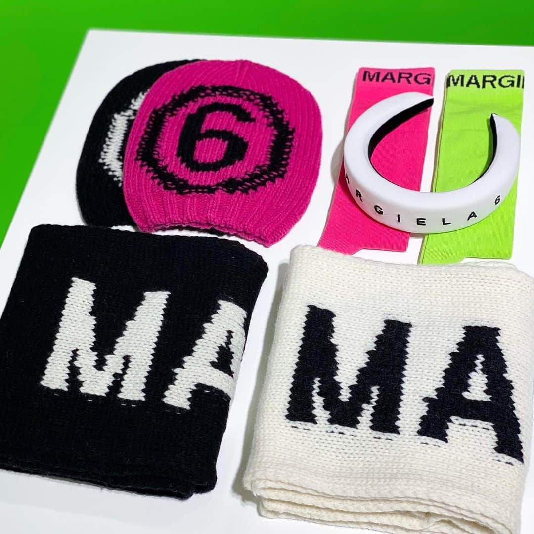 のインスタグラム：「. MM6 Maison Margiela KIDS POP UP STORE Until 9/26(tue) 18:00 At 11F Cotocoto Stage111  エッセンシャルなアイテムとアイコニックなデザインから個性的なワードローブを展開するMM6 Maison Margiela。リラックス感のあるシルエットで仕上げたスウェットやエレガントなジャケットスタイルを提案。 ニット帽やマフラーなどもラインアップ。  Page1 ニット帽　23,100円 マフラー　29,700円 ソックス　12,100円 ヘッドバンド　16,500円  #MM6MaisonMargiela #MM6 #MM6キッズ  #hankyumode #hankyu #阪急うめだ本店 #阪急本店 #うめはん #ファッション  #hankyumode23aw #ビーニー #マフラー #冬小物 #キッズウェア」