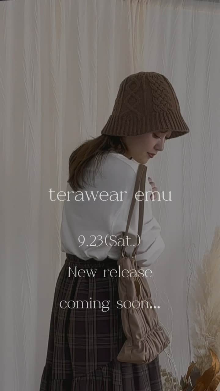 のインスタグラム：「terawear emu  New release  9/23(Sat.) coming soon…  配信スケジュール🗓️  9/22 12:00 インスタライブ   21:00 フィード投稿、ブログ投稿  #PR #しまパト#しまむら#しまむらパトロール#しまむらコーデ#ファッションセンターしまむら#プチプラ#プチプラコーデ#ママコーデ#きっと見つかる#みんなワクワク#terawearemu#秋コーデ#秋小物」