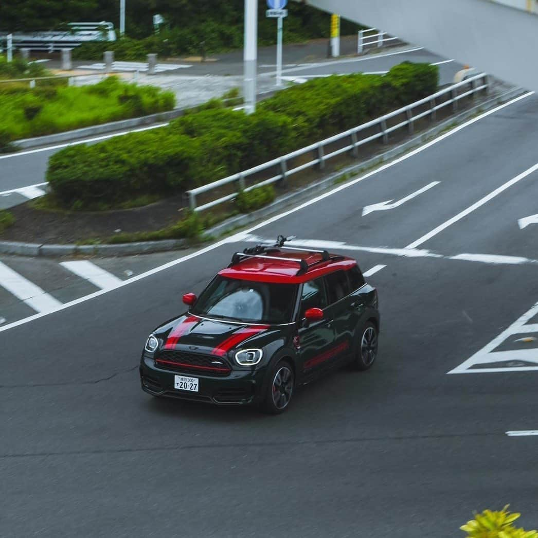 MINI Japanのインスタグラム：「JOHN COOPER WORKSのエンジン音は1日が始まる合図。 他に車が少ない朝一の道路を走ると、自然と気分が高まる。 さあ、今日はどこに向かおうか。   📸 : @kenta_kawana   #MINIJapan #CrewOfMINI #JohnCooperWorks」