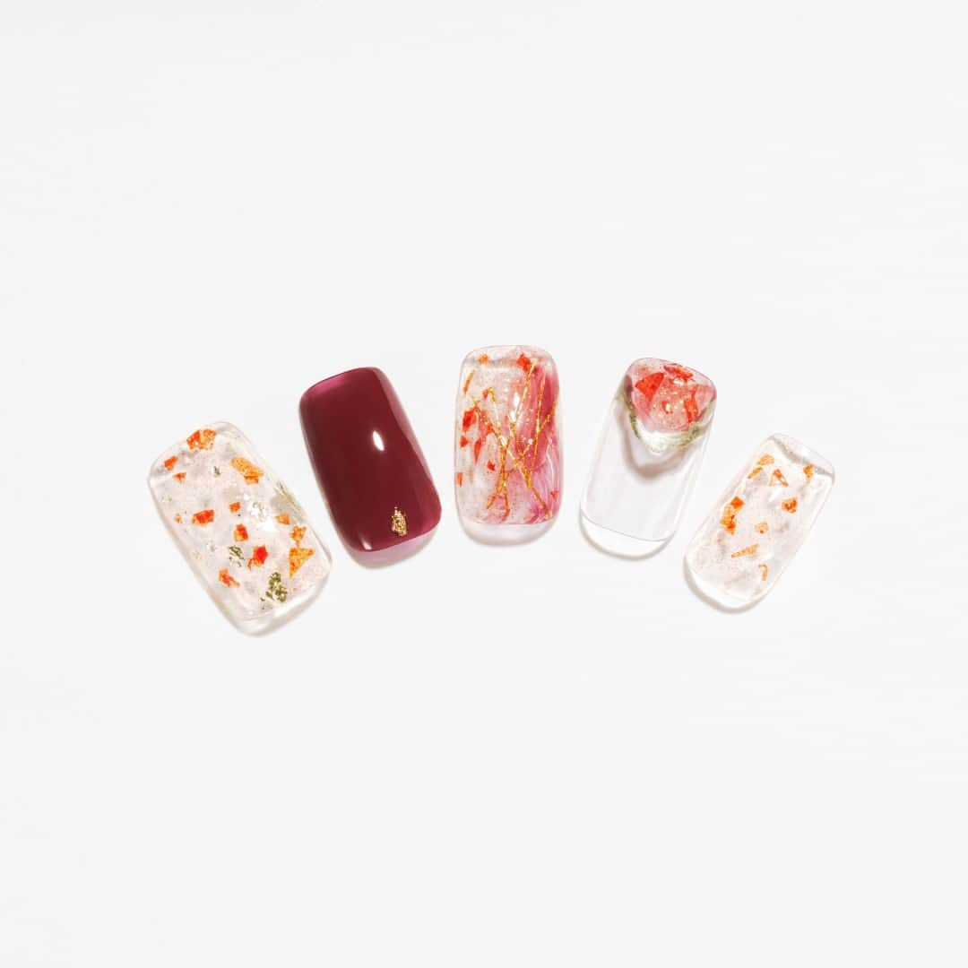 パラドゥ (ParaDo) ネイル部のインスタグラム：「ミニネイル 秋冬新色のご紹介💅✨  トレンドカラーをワンシーズン使い切りサイズの385円（税込）で気軽に試せるパラドゥ　ミニネイル。 2023年秋冬新色が、#セブンイレブン にて発売中✨  今季のテーマは、「Starry Dream（スターリードリーム）」。  小さな星から届いた、きらめきと色。 眩いラメ×深みカラーの全6色。  ～アレンジのご紹介～（使用色：画像2枚目） OR05ルーセントフラワー（オレンジ系） バラの花びらのようなラメを散らした、 新質感でおしゃれな指先に  ぜひセブンイレブンの店頭でもチェックしてみてください！  #パラドゥ #パラドゥミニネイル #パラドゥネイル部 #プチプラ #コンビニコスメ #セブン #parado #プチプラコスメ #cosme  #コスメ #メイク #japancosmetics #코스메틱 #彩妆 #化妝 #seveneleven #Starrydream #パラドゥミニネイル23AW #マニキュア #네일컬러 #네일스타그램 #指甲油 #新色コスメ #セルフネイル #セルフネイル部 #ネイル初心者」