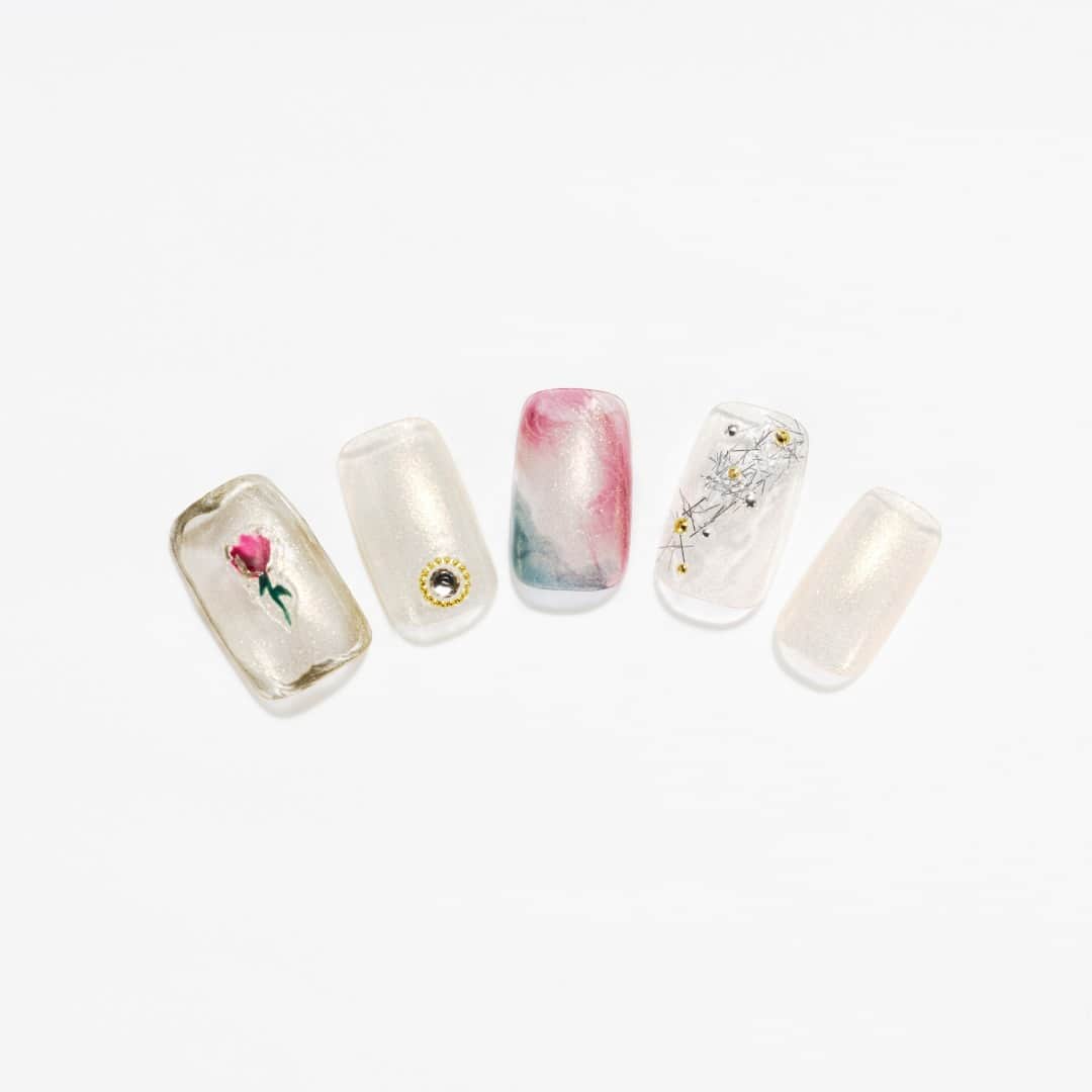 パラドゥ (ParaDo) ネイル部のインスタグラム：「ミニネイル 秋冬新色のご紹介💅✨  トレンドカラーをワンシーズン使い切りサイズの385円（税込）で気軽に試せるパラドゥ　ミニネイル。 2023年秋冬新色が、#セブンイレブン にて発売中✨  今季のテーマは、「Starry Dream（スターリードリーム）」。  小さな星から届いた、きらめきと色。 眩いラメ×深みカラーの全6色。  ～アレンジのご紹介～（使用色：画像2枚目） GD05ダズリングスター（ゴールド系） 塗りかけネイルにサッと重ね、 シンプルで華やかな指先に  ぜひセブンイレブンの店頭でもチェックしてみてください！  #パラドゥ #パラドゥミニネイル #パラドゥネイル部 #プチプラ #コンビニコスメ #セブン #parado #プチプラコスメ #cosme #コスメ #メイク #japancosmetics #코스메틱 #彩妆 #化妝 #seveneleven #Starrydream #パラドゥミニネイル23AW #マニキュア #네일컬러 #네일스타그램 #指甲油 #新色コスメ #セルフネイル #セルフネイル部 #ネイル初心者」