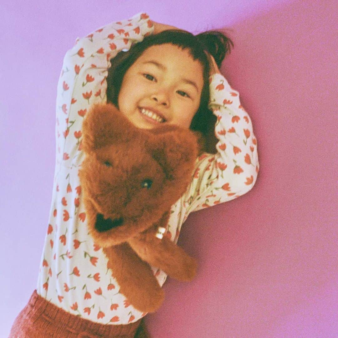 のインスタグラム：「🦊 Casselini 23AW 🦊 ⁡2023.9.21（Thu）Start  Model  Kiko Stylist  Kumiko Arai Photographer  Ryosuke Yuasa Hair&Make-up  Yutaka Izushima  #Casselini #CasseliniKids #23AW #キャセリーニ #キャセリーニキッズ　 #キッズファッション #キッズコーデ  【Casselini Kids】 SAME FEELING AS “Casselini” “同じ服、同じ小物、同じ気分” ⁡ 子どもらしさのみにはフォーカスせず、Casseliniのキャッチーな世界観をベースに大人の感覚をそのまま落とし込んだKids仕様のコレクション。 ⁡」