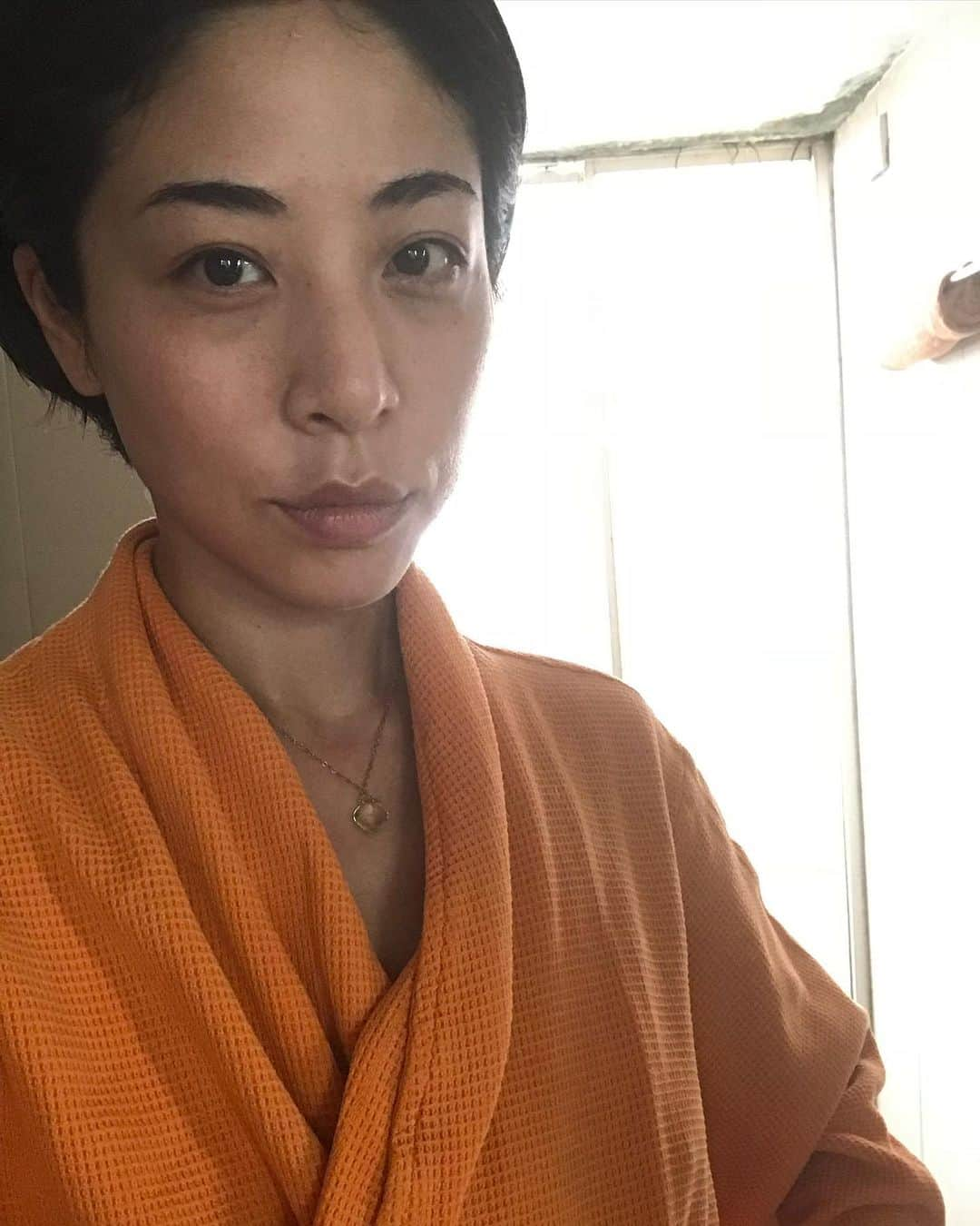 福本敦子さんのインスタグラム写真 - (福本敦子Instagram)「2018 Sri Lanka  脳がめちゃめちゃリラックスするシロダーラ🧠終わった後はあたまにタオルを巻いて「風を直接浴びすぎない/ 大きな音を聞かない」に気をつけ3日連続で行います。 目力の回復がすごくない？ 都会の喧騒の中で生きているとつい忘れる静けさと自然🌱 また最近これがやりたくて仕方がない🧠🧠🧠　#ayurveda」9月21日 12時05分 - uoza_26