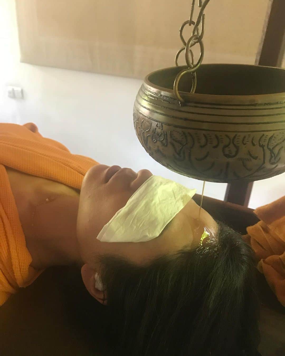 福本敦子のインスタグラム：「2018 Sri Lanka  脳がめちゃめちゃリラックスするシロダーラ🧠終わった後はあたまにタオルを巻いて「風を直接浴びすぎない/ 大きな音を聞かない」に気をつけ3日連続で行います。 目力の回復がすごくない？ 都会の喧騒の中で生きているとつい忘れる静けさと自然🌱 また最近これがやりたくて仕方がない🧠🧠🧠　#ayurveda」