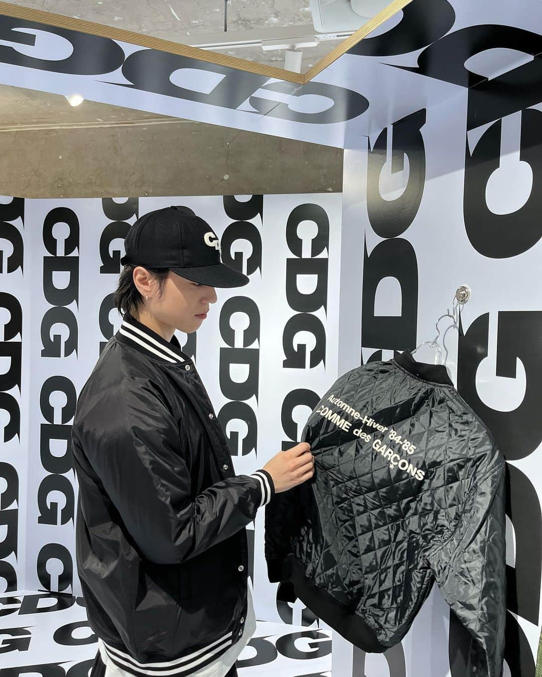 ユギョム のインスタグラム：「#꼼데가르송 #CDGCDGCDG #광고 @commedesgarcons @cdgcdgcdg   🤩🙏🖤」