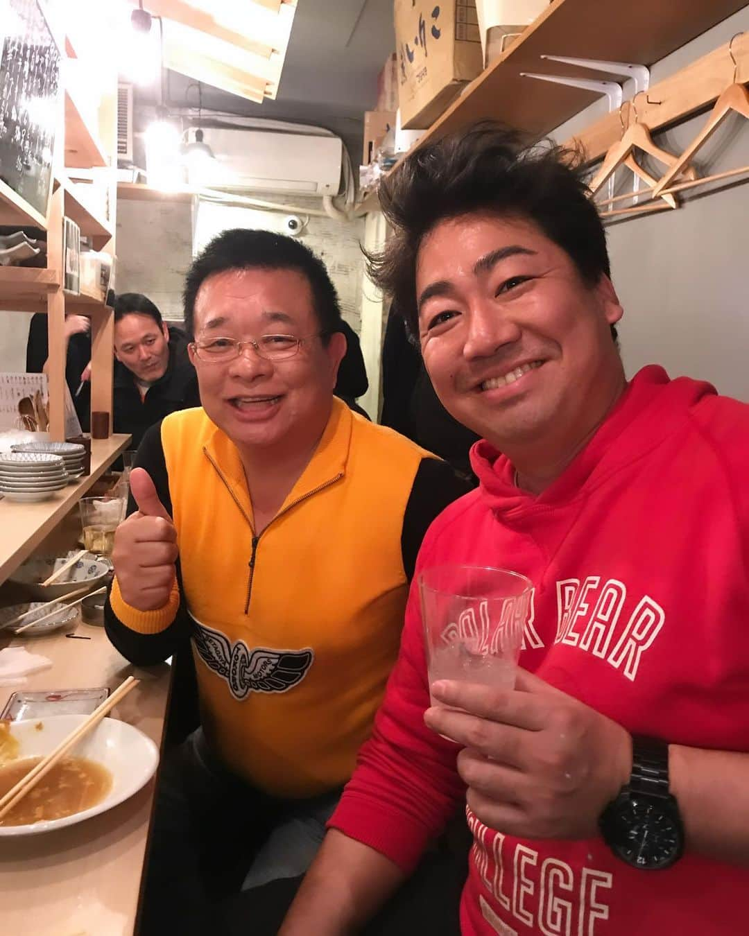 川原豪介さんのインスタグラム写真 - (川原豪介Instagram)「久しぶりに島田洋七師匠にご飯連れて行って頂きました！ 師匠とはB &Bさんの復活ライブで前説させて頂いたり師匠の講演会の時にカバン持ちのバイトさせて頂いたりと10年以上前からよく飲みに連れて行ってもらったりめちゃくちゃお世話になってました！ コロナでなかなか会えなくなり久しぶりの師匠でしたが相変わらず豪快でパワフルでした！ いろんなお笑いの話をたくさん聞かせて頂いたりお仕事のアドバイスを頂いたり最高な夜でした。がばい芸人になれるよう頑張ります🎙️ぬんっ！ #島田洋七師匠  #レジェンド漫才師  #パラフル73歳 #がばいじいちゃん  #師匠は寿司が好き #写真4枚中3枚寿司屋 #2枚目以降は10年前くらい」9月21日 12時11分 - blueriver_kawa