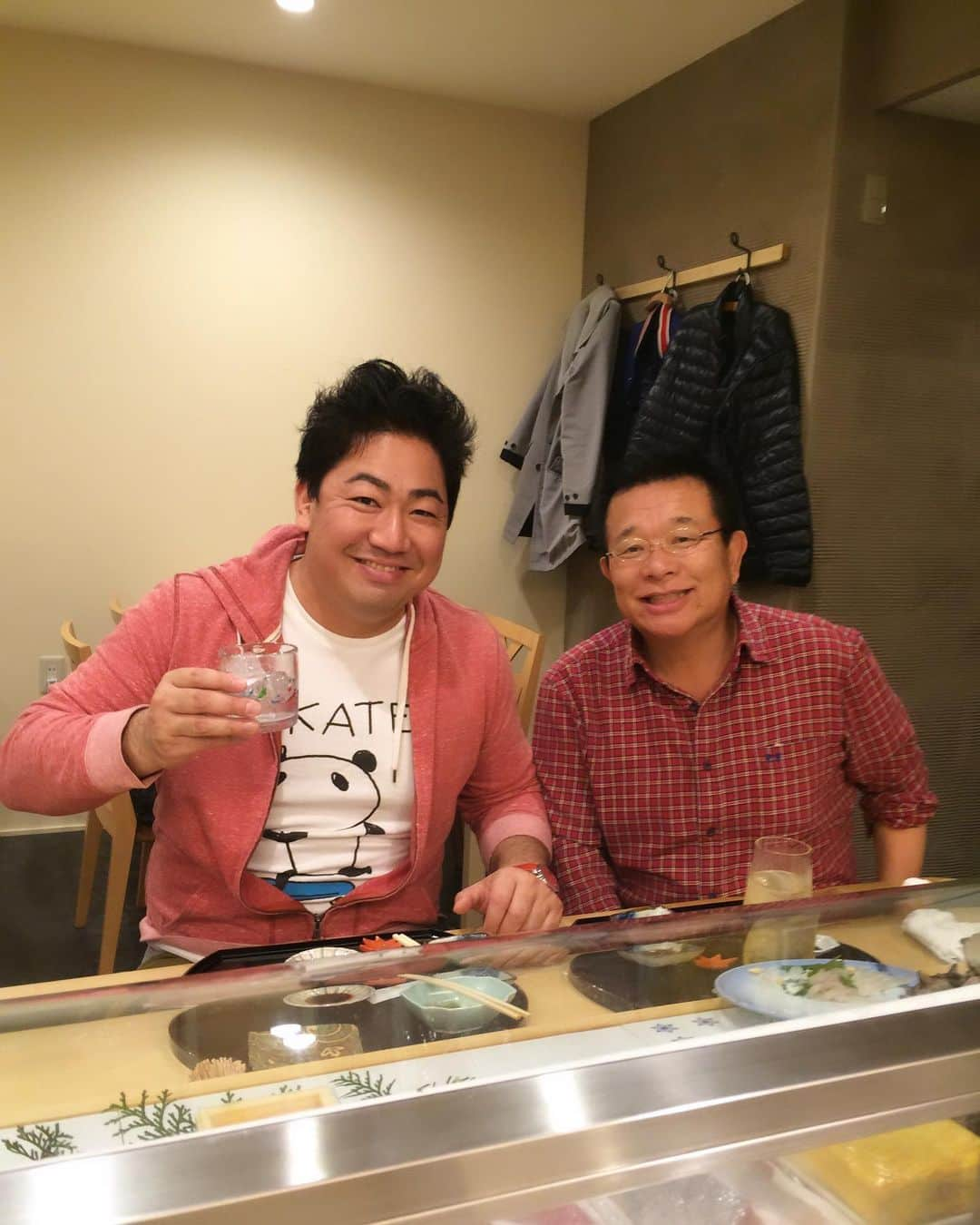 川原豪介さんのインスタグラム写真 - (川原豪介Instagram)「久しぶりに島田洋七師匠にご飯連れて行って頂きました！ 師匠とはB &Bさんの復活ライブで前説させて頂いたり師匠の講演会の時にカバン持ちのバイトさせて頂いたりと10年以上前からよく飲みに連れて行ってもらったりめちゃくちゃお世話になってました！ コロナでなかなか会えなくなり久しぶりの師匠でしたが相変わらず豪快でパワフルでした！ いろんなお笑いの話をたくさん聞かせて頂いたりお仕事のアドバイスを頂いたり最高な夜でした。がばい芸人になれるよう頑張ります🎙️ぬんっ！ #島田洋七師匠  #レジェンド漫才師  #パラフル73歳 #がばいじいちゃん  #師匠は寿司が好き #写真4枚中3枚寿司屋 #2枚目以降は10年前くらい」9月21日 12時11分 - blueriver_kawa