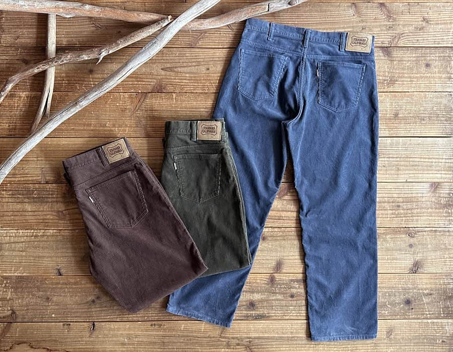 スタンダードカリフォルニアさんのインスタグラム写真 - (スタンダードカリフォルニアInstagram)「SD Corduroy Pants #919が入荷しました。  ヴィンテージの雰囲気をイメージした硫化染めのT/Cコーデュロイ生地を使用したコーデュロイパンツ。 ポリエステル混紡素材のため強度に優れていながら、コーデュロイ生地ならではの経年変化も楽しめます。 シルエットはあえてインチアップして大きめに穿いた#519をイメージし、ウエストはいつものサイズ感に仕上げた新型です。  カラーは秋を感じさせるBlue 、Brown 、Oliveの3色です。  SD Corduroy Pants #919 has arrived.  @standardcalifornia_os  @standardcalifornia_movie   #standardcalifornia  #スタンダードカリフォルニア  #corduroypants  #corduroy  #pants #bottom  #コーデュロイパンツ  #コーデュロイ  #パンツ  #ボトム  #internationalshipping  #overseashipping  #worldshopping  #worldshoppingjp」9月21日 12時12分 - standardcalifornia