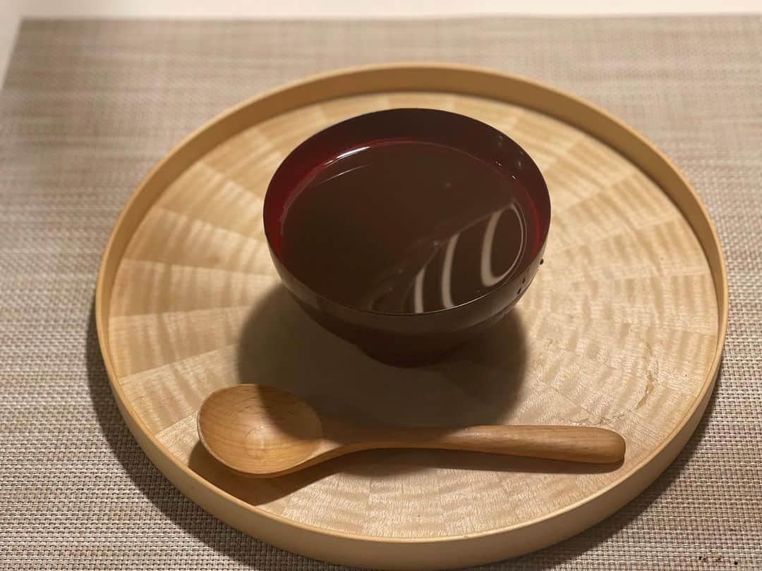 のインスタグラム：「お彼岸には冷やし汁粉とおはぎ。 小豆をコトコト煮て、汁気の部分はお汁粉に。豆の部分を掬って少しだけ潰して、きなこおはぎの餡にしました。あすはお餅で温かいおぜんざいかな。」