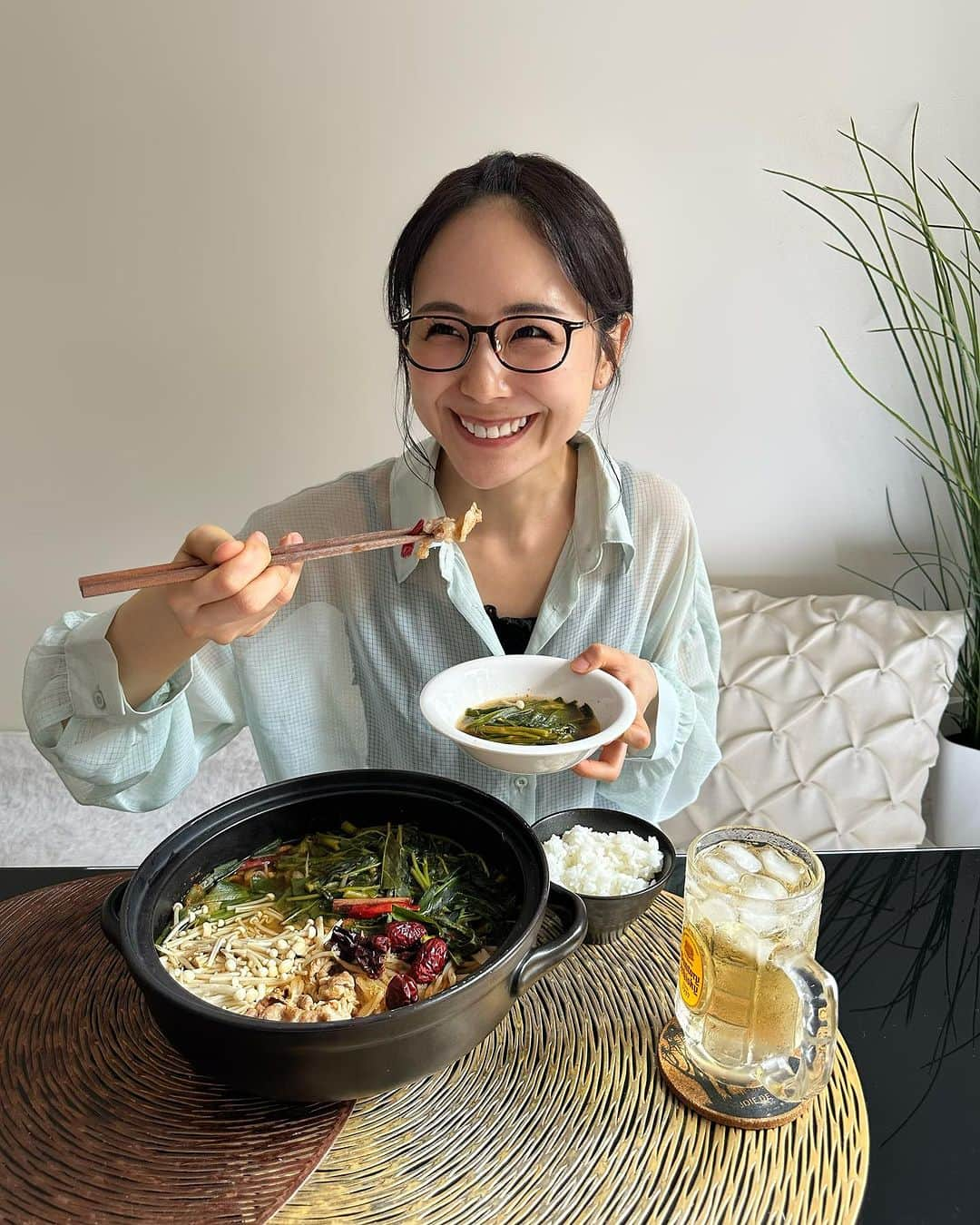 りーまるのインスタグラム：「自宅で薬膳火鍋🤗🍲✨  心身共にあたためる日式火鍋を自宅で楽しんじゃいました！  キットに入ってる ９種類のスパイスを煮込んで好きな鍋の具材を入れるだけで完成👏 野菜はもちろん、魚や肉も相性抜群と思います✨  ちなみに 本格的なスパイスの香りが食欲そそられて 食べるほど変化していくスープの旨味が楽しめるのが最高😍♡  食べ終わる頃には体もポカポカ🥰  最後は雑炊にして、一滴残らず堪能しました！  また食べたいくらい、 ほんっとに美味しかった😍  @samasamakaka.kofu  #かか火鍋 #promotion #薬膳火鍋  【購入したい方はこちらで買えます✨】 https://fireball-soup.myshopify.com/products/soap-1」