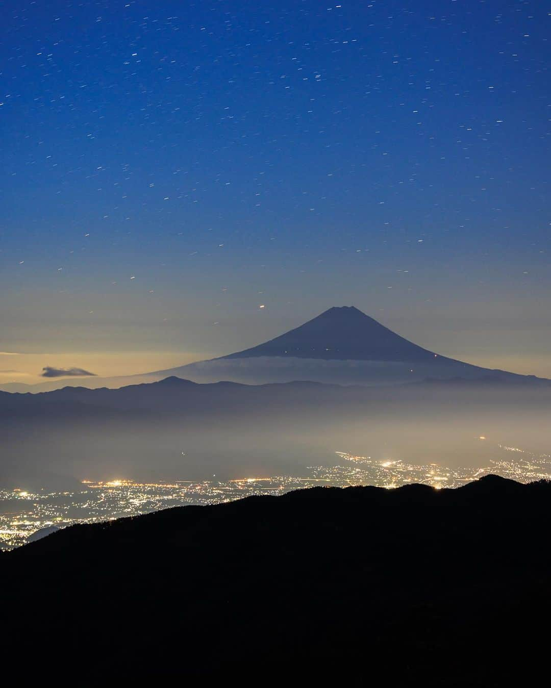 SHOCK EYEさんのインスタグラム写真 - (SHOCK EYEInstagram)「ちょうど一年位前、、 浮世絵のような富士山✨🙏  山に登って山を撮る。 簡単じゃないからこそ出会える景色がある。 人生と一緒だね^ ^  #富士山 #mtfuji」9月21日 12時15分 - shockeye_official