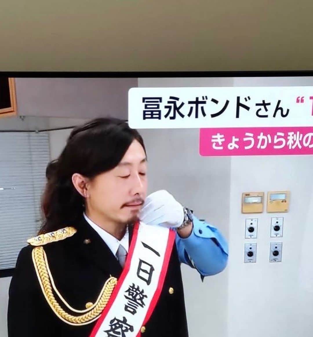 冨永ボンドさんのインスタグラム写真 - (冨永ボンドInstagram)「1日警察署長の委嘱を拝受しました。  ____________________________________  〈訓示〉  本日から『秋の交通安全県民運動』が始まりました。  これからの時期は夕暮れ時が早まり、交通事故が増加する傾向にあります。昨年、県内では交通事故により23人の方が尊い命を奪われており、その内11人の方は10月〜12月の間に被害に遭われています。  そのような悲惨な交通事故のない安全・安心な交通社会の実現は、県民が等しく願うところです。  私は画家として「ツナガリ」をテーマに活動しているところですが、多久市民から佐賀県民そして全国民の皆様に交通安全の輪が大きく繋がっていくことを切に願っています。  小城警察署の皆様には、小城警察署管内のみならず佐賀県が日本一交通事故の少ない安全な県となるよう、交通事故の抑止対策に全力を尽くして頂きたいと思います。  私も県民の皆様が安全で安心にお過ごし頂けるよう交通事故の注意喚起に努めたいと思います。  終わりになりますが、悲惨な交通事故が発生しないよう積極的に交通事故抑止のための活動を実施して頂き、管内の交通安全を確保していただくようお願いを申し上げ、私の訓示といたします。  2023.9.21 株式会社ボンドグラフィックス 代表取締役　冨永ボンド  ____________________________________  訓示の通り、これから日暮れの時間が早くなります。特に佐賀県の田舎道は暗く、運転手は歩行者や自転車に気付きにくいです。  車やバイクの運転者が注意して運転することはもちろん、歩行者や自転車の皆さんも明るい服装や反射板装着を心がけ、交通事故抑止に努めましょう。  No failure in Art. 冨永ボンド  ____________________________________ #アート #画家 #現代アート #コンテンポラリー #絵描きさんと繋がりたい #絵描き #ライブペイント #ボンドアート #ボンド #木工用ボンド #接着剤 #美術 #芸術家 #芸術 #マチエール #フォローミー #抽象画 #ペインティング #ペイント #アートセラピー #アーティスト #カラフル #色彩 #絵画 #作品 #コニシ株式会社 #富永ボンド #アクリル #絵 #冨永ボンド」9月21日 12時25分 - bondgraphics