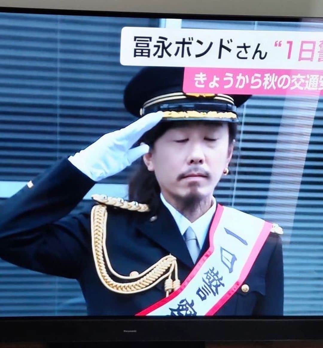 冨永ボンドさんのインスタグラム写真 - (冨永ボンドInstagram)「1日警察署長の委嘱を拝受しました。  ____________________________________  〈訓示〉  本日から『秋の交通安全県民運動』が始まりました。  これからの時期は夕暮れ時が早まり、交通事故が増加する傾向にあります。昨年、県内では交通事故により23人の方が尊い命を奪われており、その内11人の方は10月〜12月の間に被害に遭われています。  そのような悲惨な交通事故のない安全・安心な交通社会の実現は、県民が等しく願うところです。  私は画家として「ツナガリ」をテーマに活動しているところですが、多久市民から佐賀県民そして全国民の皆様に交通安全の輪が大きく繋がっていくことを切に願っています。  小城警察署の皆様には、小城警察署管内のみならず佐賀県が日本一交通事故の少ない安全な県となるよう、交通事故の抑止対策に全力を尽くして頂きたいと思います。  私も県民の皆様が安全で安心にお過ごし頂けるよう交通事故の注意喚起に努めたいと思います。  終わりになりますが、悲惨な交通事故が発生しないよう積極的に交通事故抑止のための活動を実施して頂き、管内の交通安全を確保していただくようお願いを申し上げ、私の訓示といたします。  2023.9.21 株式会社ボンドグラフィックス 代表取締役　冨永ボンド  ____________________________________  訓示の通り、これから日暮れの時間が早くなります。特に佐賀県の田舎道は暗く、運転手は歩行者や自転車に気付きにくいです。  車やバイクの運転者が注意して運転することはもちろん、歩行者や自転車の皆さんも明るい服装や反射板装着を心がけ、交通事故抑止に努めましょう。  No failure in Art. 冨永ボンド  ____________________________________ #アート #画家 #現代アート #コンテンポラリー #絵描きさんと繋がりたい #絵描き #ライブペイント #ボンドアート #ボンド #木工用ボンド #接着剤 #美術 #芸術家 #芸術 #マチエール #フォローミー #抽象画 #ペインティング #ペイント #アートセラピー #アーティスト #カラフル #色彩 #絵画 #作品 #コニシ株式会社 #富永ボンド #アクリル #絵 #冨永ボンド」9月21日 12時25分 - bondgraphics
