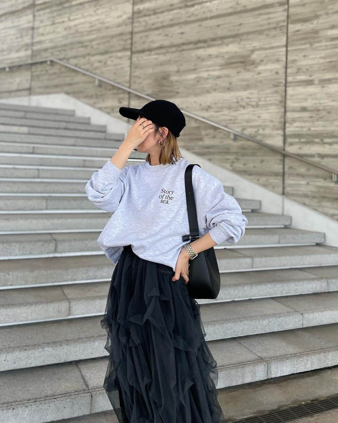 のインスタグラム：「2023/09/21  .  昨日から耳が異常に痒くて終わってる😇 早く耳鼻科行かなきゃ👂  .  tops #wego @wego_zozo  skirt #labelleetude @labelleetude_official  cap #uniqlo #uniqloc @uniqlo_jp  shoes #zara @zara   . 前後のロゴが可愛いスウェット🩶  オーバーサイズ大好き🥰 カラーによってロゴも違かったよ✨  . .」