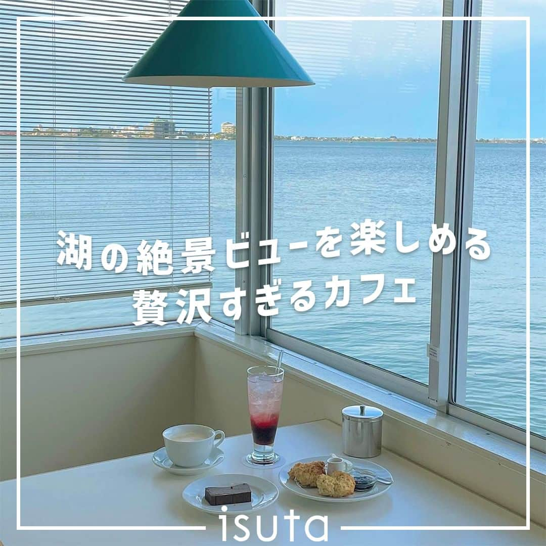 isutaさんのインスタグラム写真 - (isutaInstagram)「まだまだ暑さが続く9月。夏の疲れが溜まっているという人もきっと多いはず…。  そんなお疲れモードの人にぜひ訪れてほしい場所が、鳥取にあるカフェ「HAKUSEN（ハクセン）」。  湖に面したお店からは、絶景ビューを眺めながらの贅沢なカフェタイムを過ごすことができるよ👑  その美しい景色を見れば、日頃の疲れも癒えること間違いなし◎  @hakusen_matsuzaki  [HAKUSEN] 住所：鳥取県東伯郡湯梨浜町旭127-2 営業時間：テイクアウト 10:00〜17:00／カフェ 11:00〜17:00  ※お店の営業時間等は変更になる場合がございます。最新情報は公式インスタグラムなどをご確認ください。  photo by @h__uuo @tama__f6 @p.choccy72 @05uka_  ✄-----------------------✄  姉妹アカウント @i_am_isuta も更新中  isuta編集部の日常のひとコマや 取材の最新レポを発信しているよ️˖°  ほかにも、エディターが気になる カフェやファッション、コスメをご紹介.・* ぜひフォローしてね️  ✄-----------------------✄  #isuta#isutapic#isutacafe#イスタ #hakusen#鳥取観光#鳥取カフェ#鳥取旅行 #鳥取グルメ#鳥取グラム#湖#水辺#水辺の風景 #絶景スポット#絶景カフェ#窓際#窓際カフェ #チーズケーキ部#プリン部#チョコテリーヌ #焼き菓子好きな人と繋がりたい#焼き菓子好き #クッキー好きな人と繋がりたい#スコーン部 #スコーン好きな人と繋がりたい#スイーツ好き #カフェタイム#カフェ時間 #カフェすきな人と繋がりたい#カフェ巡り部」9月21日 12時19分 - isuta_jp