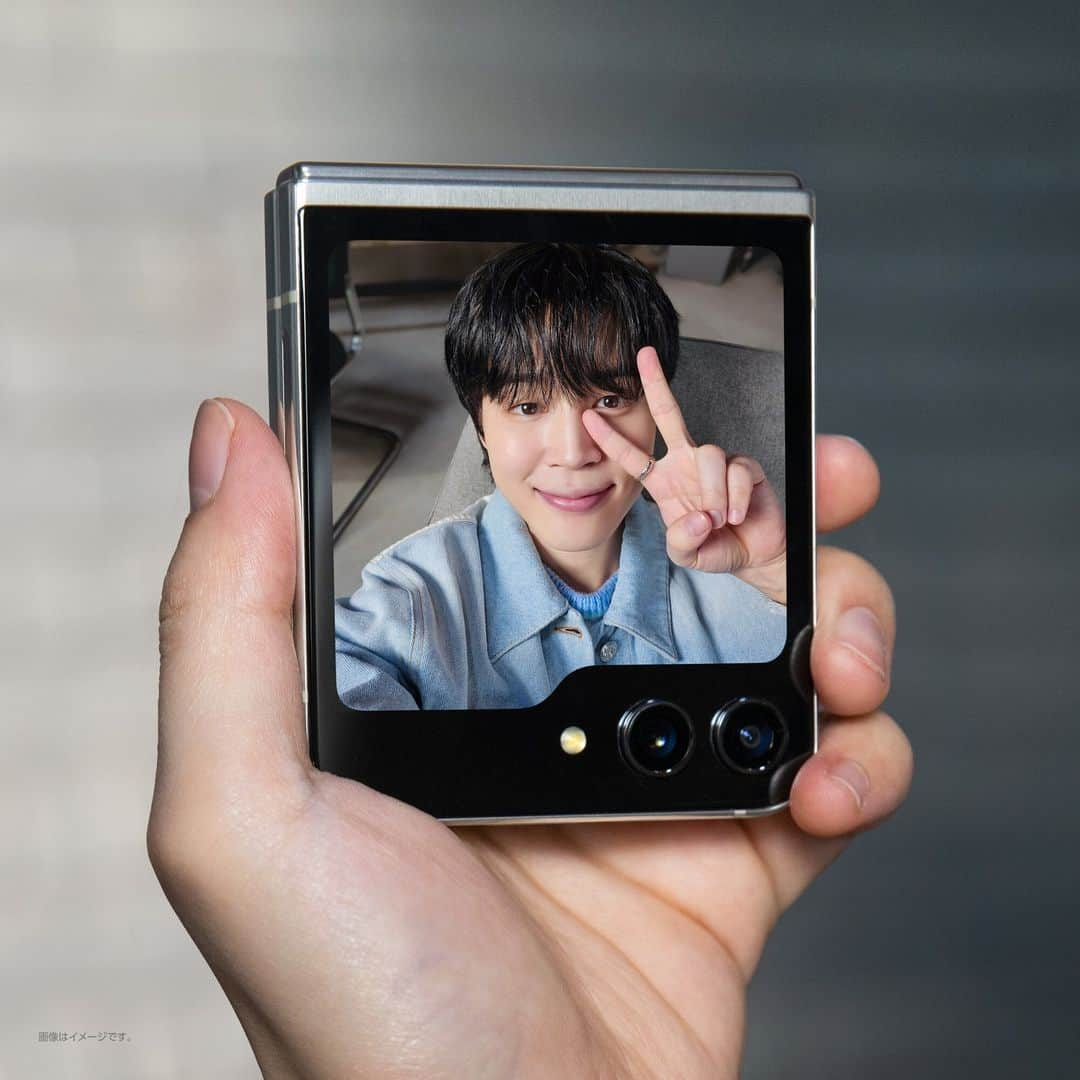 Galaxy Mobile Japanさんのインスタグラム写真 - (Galaxy Mobile JapanInstagram)「#GalaxyZFlip5 の大きなフレックスウィンドウで @bts.bighitofficial #Jimin さんのように自由なセルフィーを撮ろう💜 ミラーの代わりとして使っても便利ですよ🪞  #GalaxyxJimin #JoinTheFlipSide」9月22日 12時00分 - samsungjpn