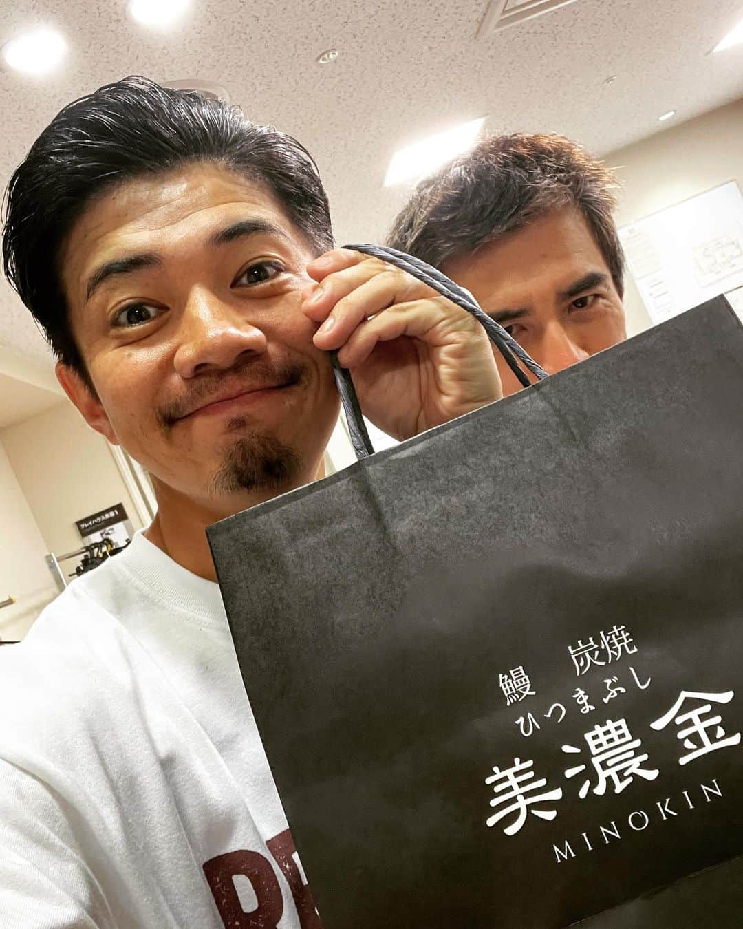 和田正人さんのインスタグラム写真 - (和田正人Instagram)「ヒデさんの地元、岐阜のうなぎ。  たくさん差し入れを頂きました。  さあ、本日の公演も精力バリバリで頑張ります！！笑  #美濃金 #伊藤英明 #橋からの眺め #PARCO」9月21日 12時34分 - daaaaaawaaaaaa