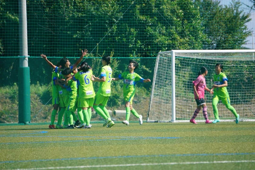 石原孝尚のインスタグラム：「こんにちは  JFA全日本 U-15 女子サッカー選手権大会神奈川県予選、 優勝しました😊 応援してくださった皆さん、本当にありがとうございました。  【頑張るは大好きに勝てない】  昨日の練習はオフ明けで、監督としては先発組がインテンシティ（強度）の高い試合（準決勝・決勝）をしたので、リカバリー的に練習の負荷をコントロールしようと思っていました。  選手たちに 監督：「疲労感は？」 選手：「ゼロです」、「ぜんぜん元気です」 怪我してる選手に 監督：「怪我の調子は？」 選手：「大丈夫です、やります」  監督としては、「困ったなぁ」笑笑 考えていたメニューを変更し、練習後半のゲームまで先発組も参加。 最後は、普段、取り組めていない選手たちにセットプレーの練習をして、 そのあいだ、「みんなはフリーにしてて」と伝えて、 ゆっくりストレッチしてるかなぁと思いきや、、、 フリーの選手たち（先発組）が集まって、 「何か高めようよ」と、ポゼッションの練習を自分たちでやりはじめてしまう。  僕が尊敬し、本当に良いチーム、良い選手だと思うのはこういうチーム、仲間だなって。  選手たちが「指導者」を超えていってしまう。  『頑張る』は『大好き』には勝てない  関東大会も優勝します。 そして、日本一になります。  日本一への毎日を「記念日」に、 選手たちが毎日笑顔で過ごせるように、 『毎日が選手たちにとってAnniversaryになるように』、  僕も全力でやります。 素敵な仲間との時間が最高です！！  みんな、ありがとう！！」