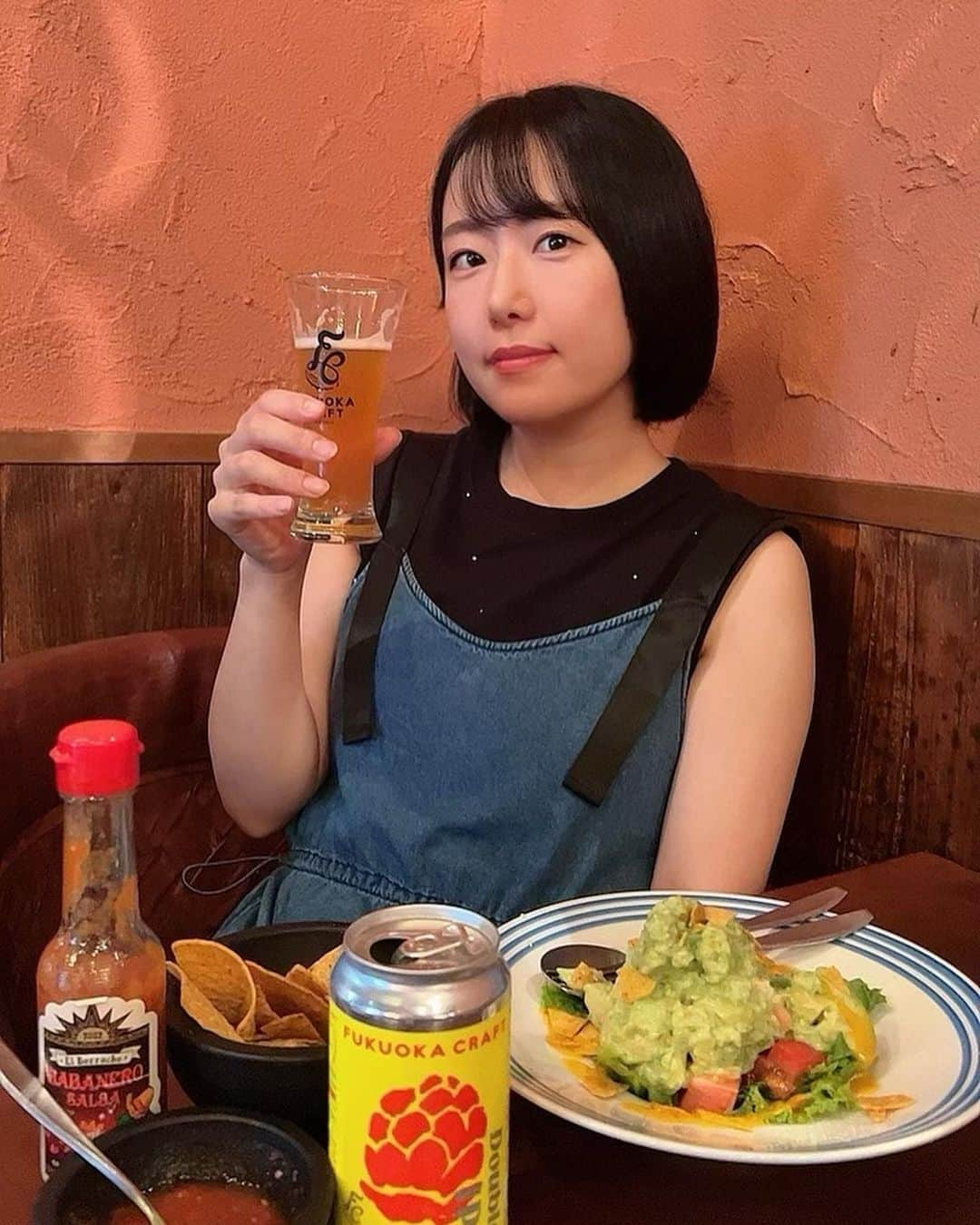 蒼井まやさんのインスタグラム写真 - (蒼井まやInstagram)「. 今日はどこへ行こうか 今日はどこで飲もうか  ハピネスを求めて到着したのは…そう！新橋！ いやここは新橋か？銀座か？有楽町か？ このエリア全部同じだと思ってる人です。  駅からトコトコ歩いて2分くらい〜 コリドー街の新橋駅寄りにありますこちら！  《エルボラーチョ 銀座コリドー店》 @elborracho_ginza   わたしもバチェラーからローズ貰えるかな？🌹 と思いながらいただきますはメキシコ料理🌮  今日はアラカルトで♪  ・サルサ＆チップス ・アグアカテサラダ ・マリネーラ ・パストール ・パリジャーダ  まずはビールでカンパーイ🍻✨ クラフトビールがあったので迷わずそちらに！ FUKUOKA CRAFTのヘイジーIPA フルーティーで飲みやすい… でもしっかり苦味もあって飲みごたえある！ クラフトビール好きにはたまらん🍻 はいハピネス👼  まずはサルサ&チップス！ ポリポリずっと食べていられるやつ。 サルサソースが野菜たっぷりジューシーで さっぱりいただけます🍅 味変でハバネロサルサソースを足すとより美味しい！ スパイシーだけど酸味も加わって旨さ倍増♡ 辛いものいける人は絶対に試して！  アグアカテサラダ🥗 エビとアボカドのサラダ。女子が絶対に好きなやつ。 トマトの上にアボカドのタルタルが乗ってる感じで よく混ぜて食べます♡ エビぶりっぶりで良いおつまみになるし 栄養たっぷりアボカドで美しくなっちゃうね＼🥑•ᴗ•🥑／  はてさてこのへんでビールのオカワリです🍻 今日はメキシコ料理だからね！ やっぱりコロナビールでしょうっ 一時期センシティブな感じになってしまったこのビール こんなに美味しいのに！わたしはどんどん飲んでくよ！  マリネーラ🐙 美味しくビールを飲んでいたら厨房からボワッと火が上がって わー豪快！なんのお料理なんだろー！ って思ってたら私たちのマリネーラでした♡ たっぷりのタコとトマトやお豆など 炭火の香りがしてお酒がすすむでしかない…！  メインきました！パストール🌮 メキシコ料理といえばタコスですよねぇーー パストールは10種類以上のスパイスに漬け込んだ 豚肉をローストしたメキシコを代表するタコス！ とうもろこしの生地のトルティーヤに 豚肉や玉ねぎや香草 そしてパイナップルが乗ってるのーー(o🍍'▽')o🍍 パイナップルが…めちゃくちゃ良いアクセントになってるのよ… 癖になるお味です…  ビールすすんでしまって。 ひたすらに飲むはコロナビール🍻  そしてラストを飾りますパリジャータ🌮 鶏肉を自家製サルサに２４時間漬け込みスモークした逸品！ 自分でトルティーヤに巻いていくスタイル〜 お野菜乗せて♪お肉乗せて♪ハラペーニョ乗せて♪ソースかけて♪ トルティーヤ足りなくなったらトルティーヤ1枚から頼めるの めちゃくちゃありがたいなぁーー ちなみに3枚追加しちゃいましたっ  お酒もまだ飲み足りなくて。 メキシコと言えばってことでテキーラ頼んでみた♡ プエブロビエホっていうテキーラなんだけど ストレートでいただいたです！ 甘くて香りが良くてじんわり優しいお味。 あの、みなさん、 テキーラはちゃんと美味しく飲むお酒ですからね？  お酒もお料理も全部レベルが高くて めーちゃくちゃ大満足！ 心が満たされる食事でした。  ローズは貰えなかったけど🌹 とってもメキシコに行きたくなった〜！！！  🎪エルボラーチョ 銀座コリドー店 📍東京都中央区銀座8-3-1 GINZA TOKIDENビル 1F  🚃 新橋駅 徒歩2分  #銀座 #銀座コリドー #bar #クラフトビール #銀座グルメ #テキーラ #PR #新橋グルメ #新橋ディナー #新橋飲み #メキシコ料理 #東京メキシコ料理 #コロナビール #fukuokacraft #ビール女子 #ビール🍻 #ビールすきな人と繋がりたい #ビール好き女子 #ビールが旨い #クラフトビール女子 #クラフトビール部 #クラフトビール🍺 #テキーラ好きな人と繋がりたい #タコス🌮 #メキシコ行きたい」9月21日 12時36分 - mayayan_dayo