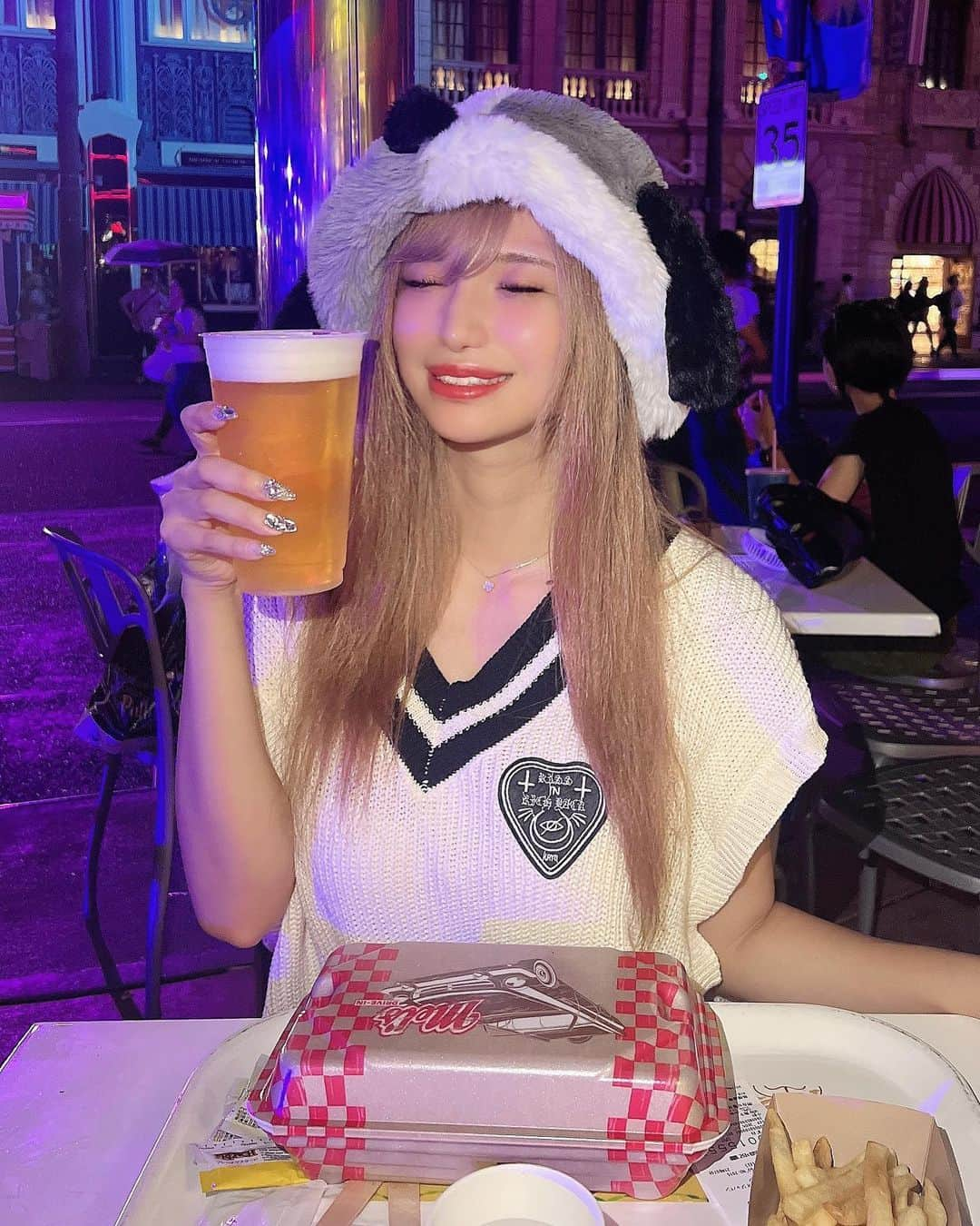 かえるちゃんさんのインスタグラム写真 - (かえるちゃんInstagram)「ユニバでかんぱーーーいっ🍻 ❤︎ ❤︎ #ユニバ #USJ  #東京 #脚フェチ #japan  #脚が本体のギャルコスプレイヤー #かえるちゃん #介護美容師 #撮影会モデル #ポートレート女子 #ポートレート撮影 #被写体モデル #good_portraits_world #hueart_life #lovers_nippon_portrait #pasha_magagine #portrait_shot #写真好きな人と繋がりたい #お洒落さんと繋がりたい #角色扮演  #얼스타그램 #팔로우 #コスプレイヤー #バーレスクヤバイ #バーレスク東京 #ギャル #派手髪 #cosplay  #cosplayer  #followme」9月21日 12時36分 - k.kaeru