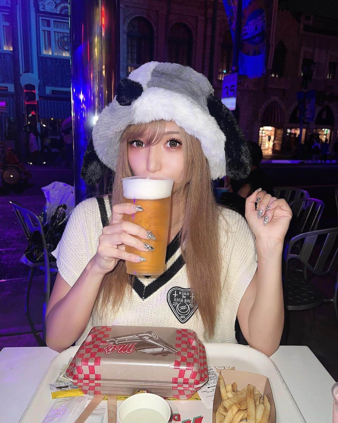 かえるちゃんさんのインスタグラム写真 - (かえるちゃんInstagram)「ユニバでかんぱーーーいっ🍻 ❤︎ ❤︎ #ユニバ #USJ  #東京 #脚フェチ #japan  #脚が本体のギャルコスプレイヤー #かえるちゃん #介護美容師 #撮影会モデル #ポートレート女子 #ポートレート撮影 #被写体モデル #good_portraits_world #hueart_life #lovers_nippon_portrait #pasha_magagine #portrait_shot #写真好きな人と繋がりたい #お洒落さんと繋がりたい #角色扮演  #얼스타그램 #팔로우 #コスプレイヤー #バーレスクヤバイ #バーレスク東京 #ギャル #派手髪 #cosplay  #cosplayer  #followme」9月21日 12時36分 - k.kaeru