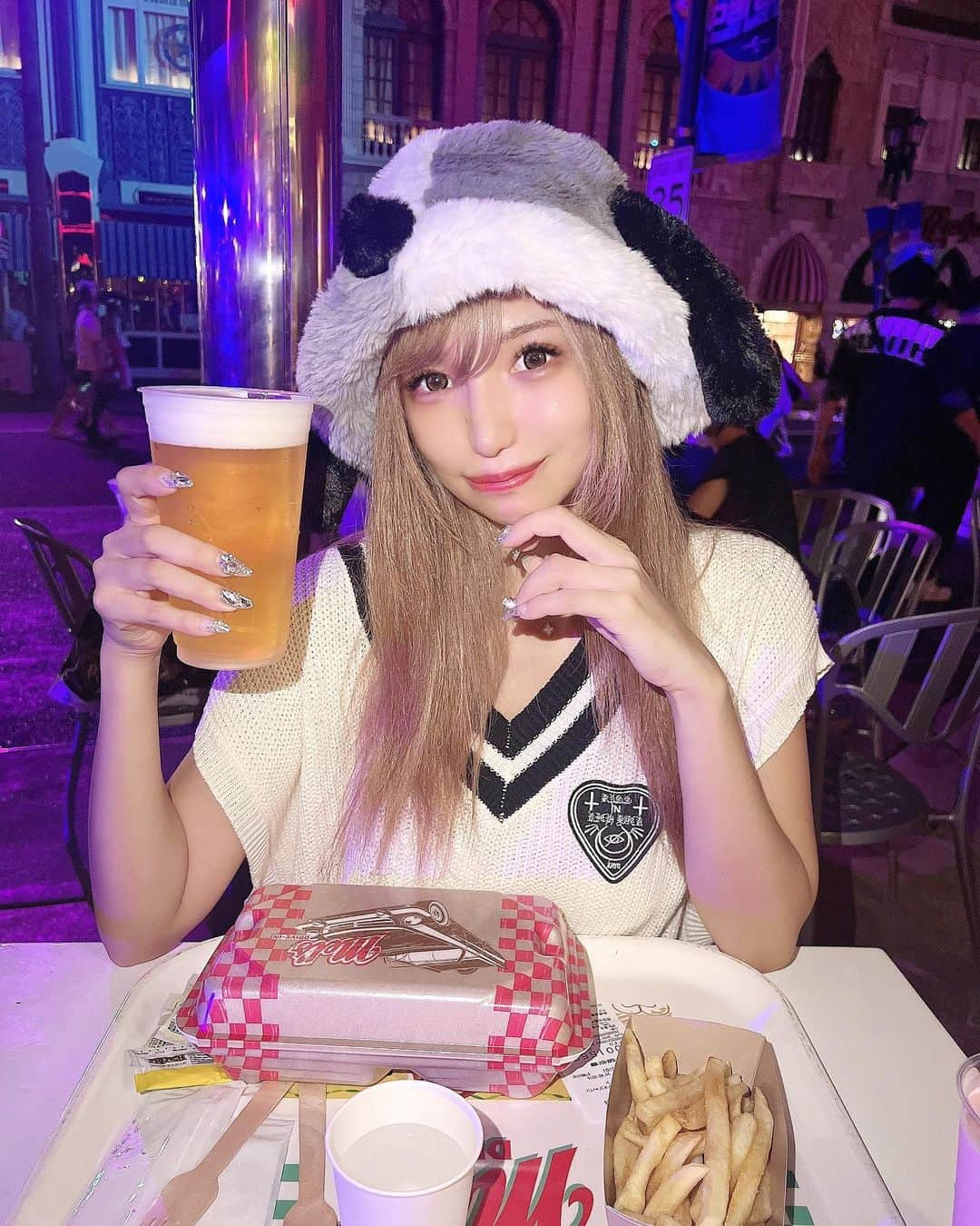 かえるちゃんさんのインスタグラム写真 - (かえるちゃんInstagram)「ユニバでかんぱーーーいっ🍻 ❤︎ ❤︎ #ユニバ #USJ  #東京 #脚フェチ #japan  #脚が本体のギャルコスプレイヤー #かえるちゃん #介護美容師 #撮影会モデル #ポートレート女子 #ポートレート撮影 #被写体モデル #good_portraits_world #hueart_life #lovers_nippon_portrait #pasha_magagine #portrait_shot #写真好きな人と繋がりたい #お洒落さんと繋がりたい #角色扮演  #얼스타그램 #팔로우 #コスプレイヤー #バーレスクヤバイ #バーレスク東京 #ギャル #派手髪 #cosplay  #cosplayer  #followme」9月21日 12時36分 - k.kaeru